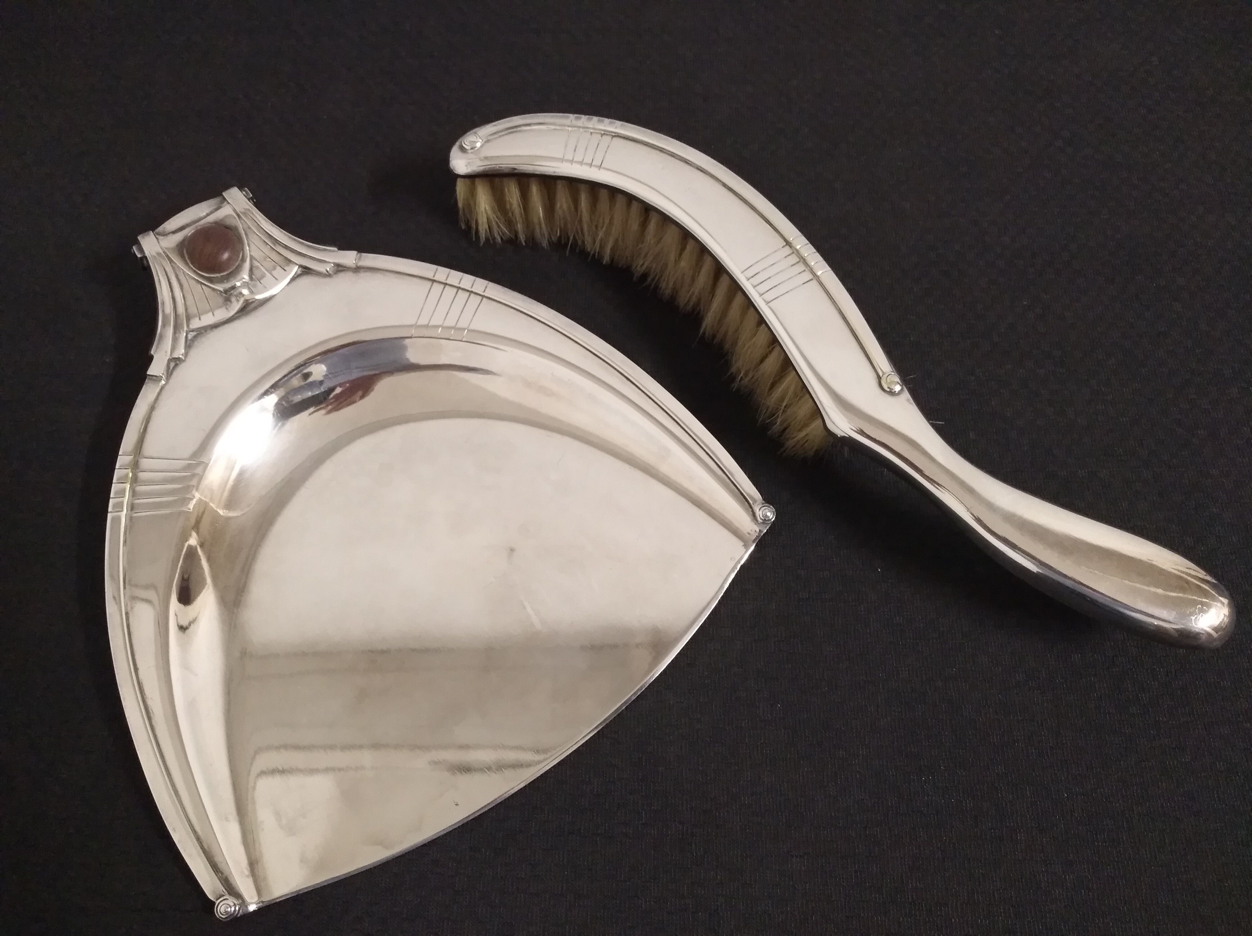Picks crumbs, peel and table brush in silver metal