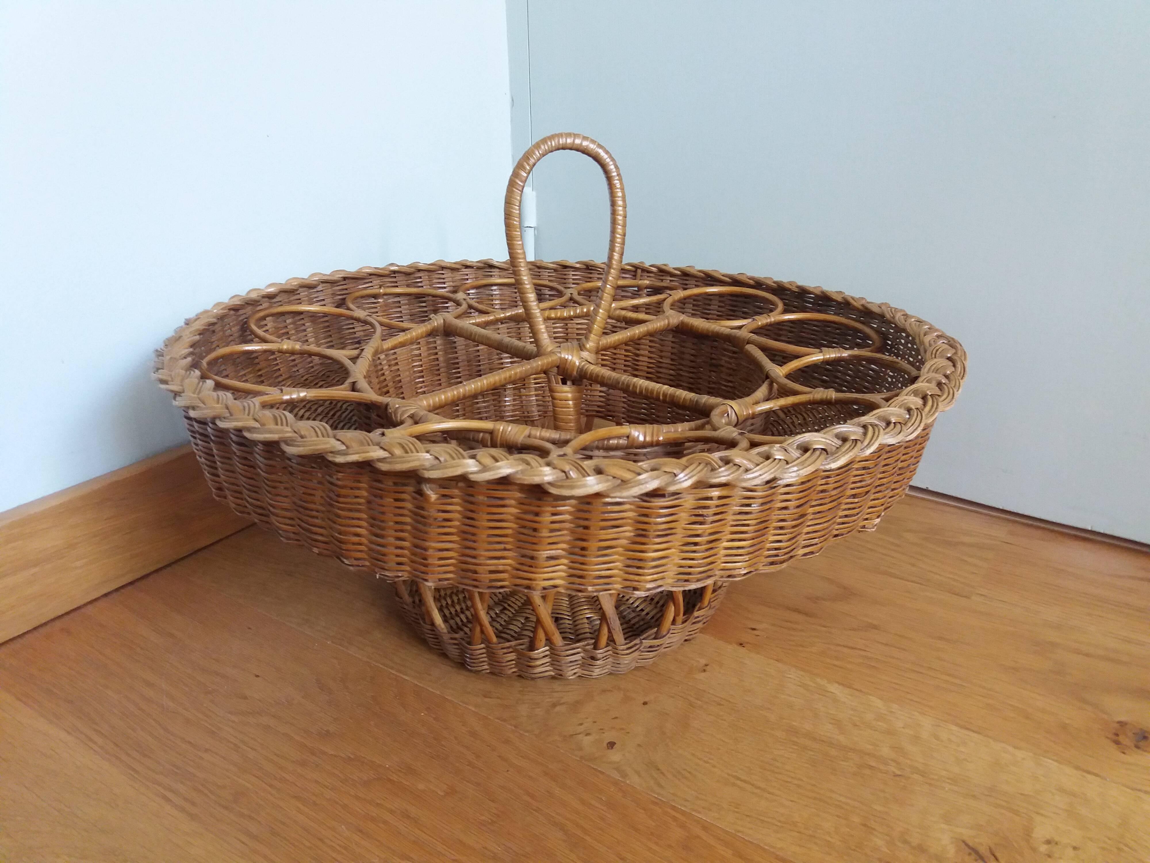 Aperitif basket for glasses and bottles in rattan wicker