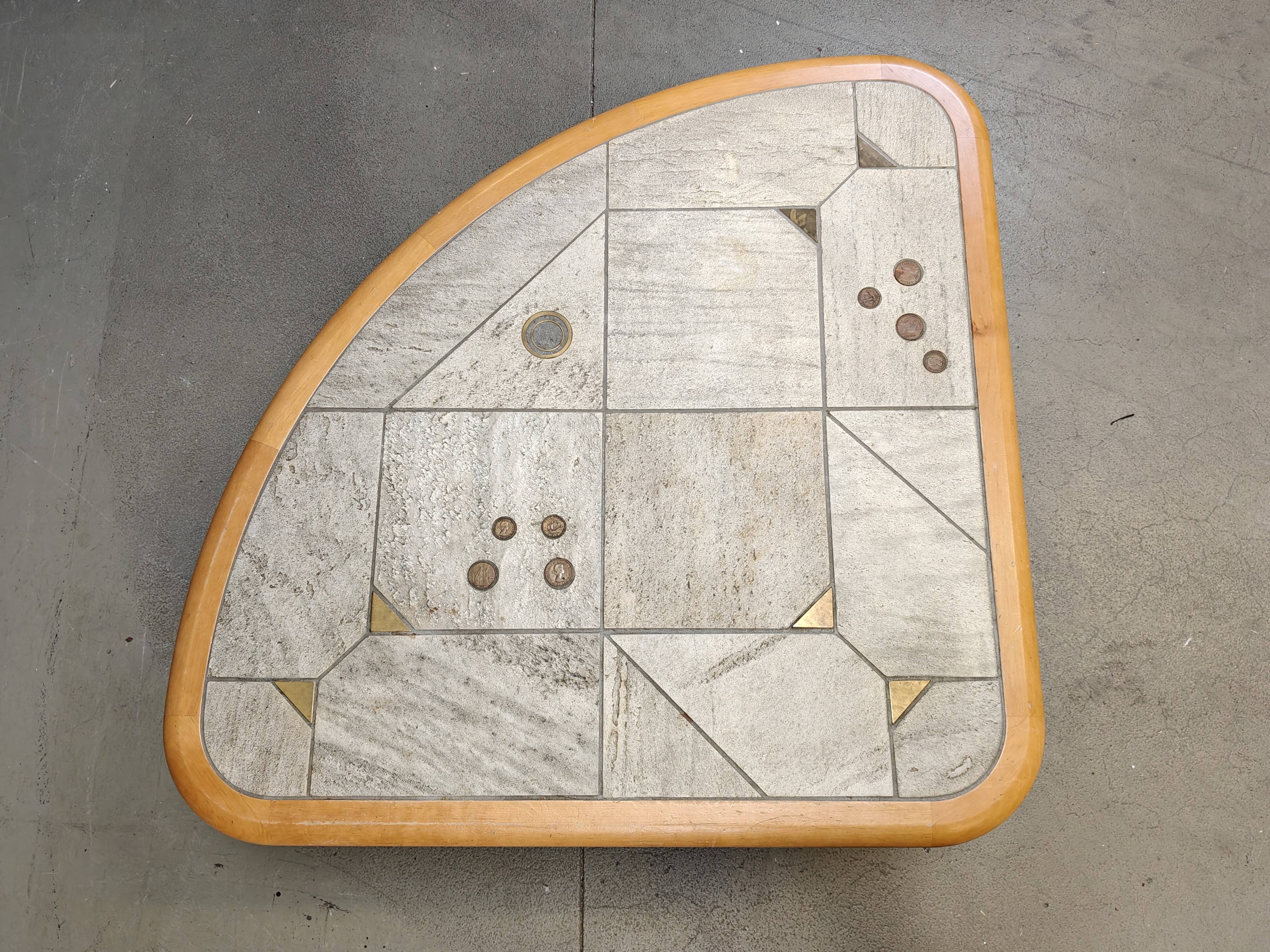 Table basse triangulaire attribuée à Paul Kingma, années 1980