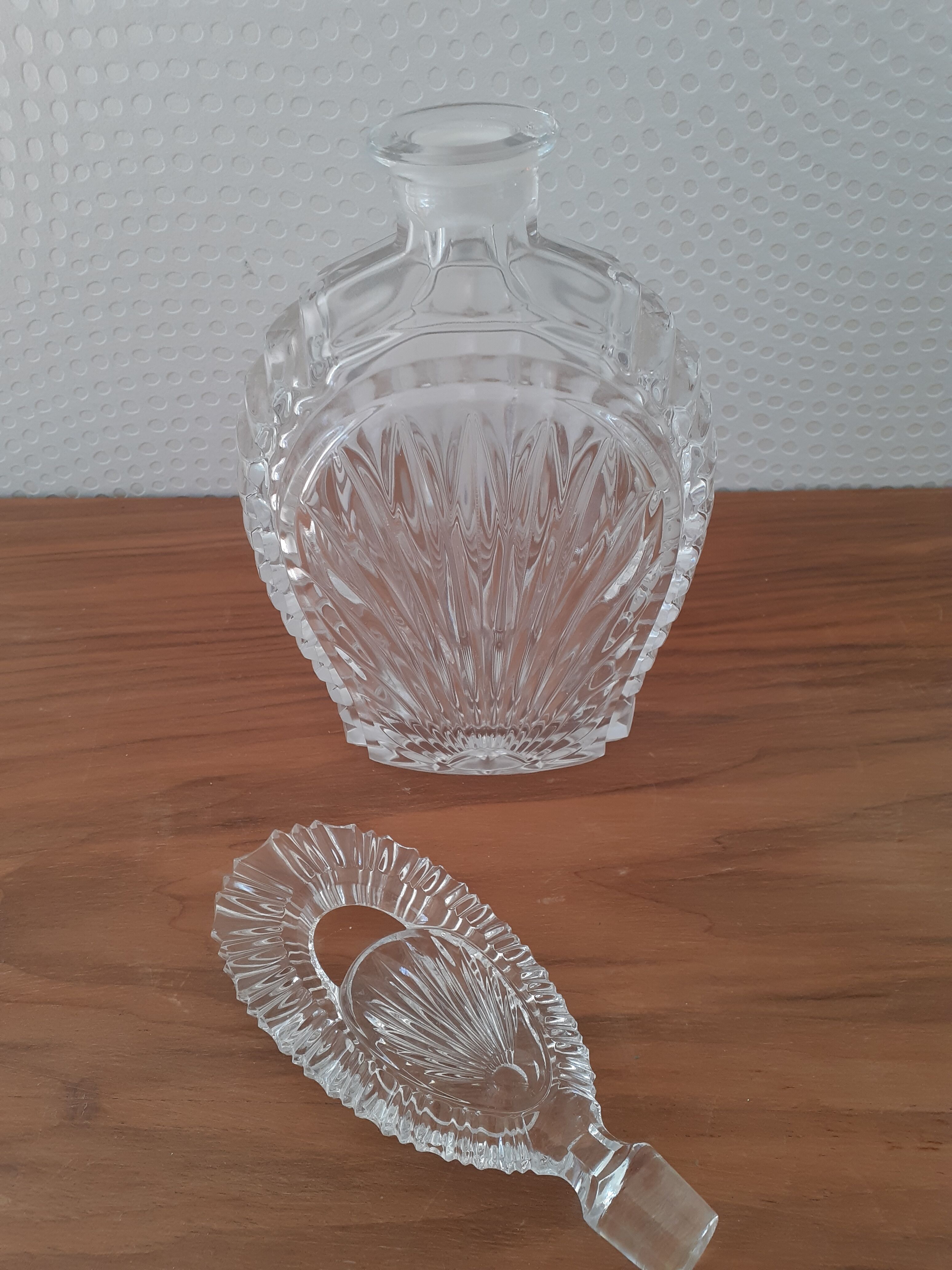 Carafe en verre ciselé