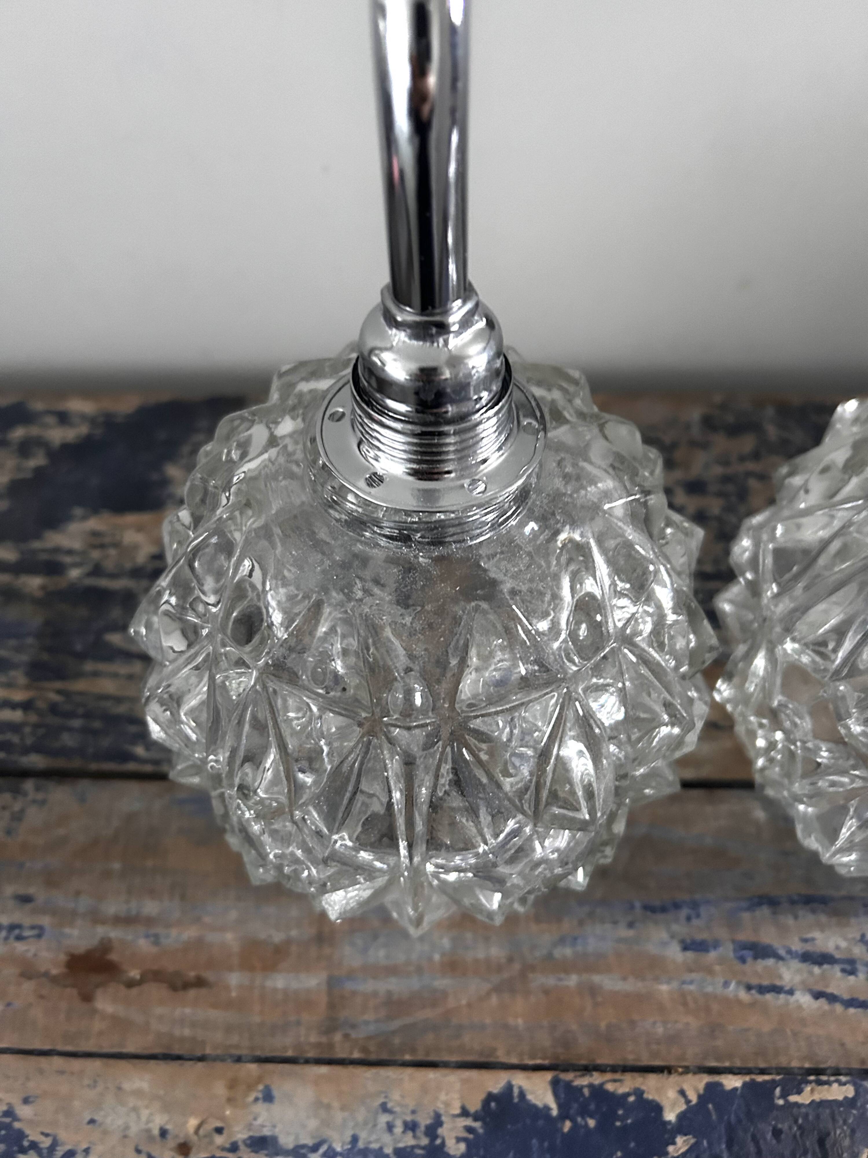 Paire d’appliques chromées et verre ciselé