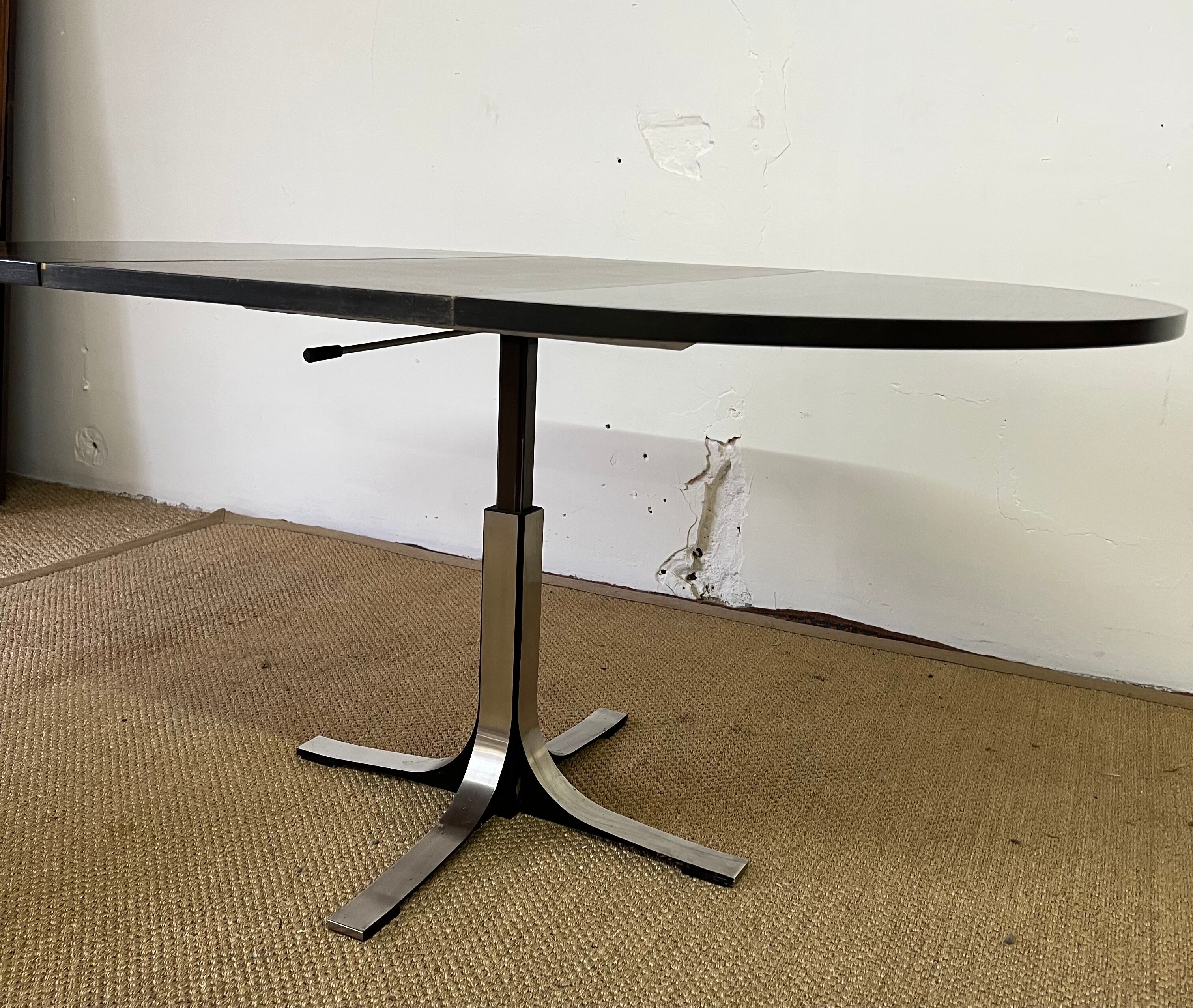 Round table with extension