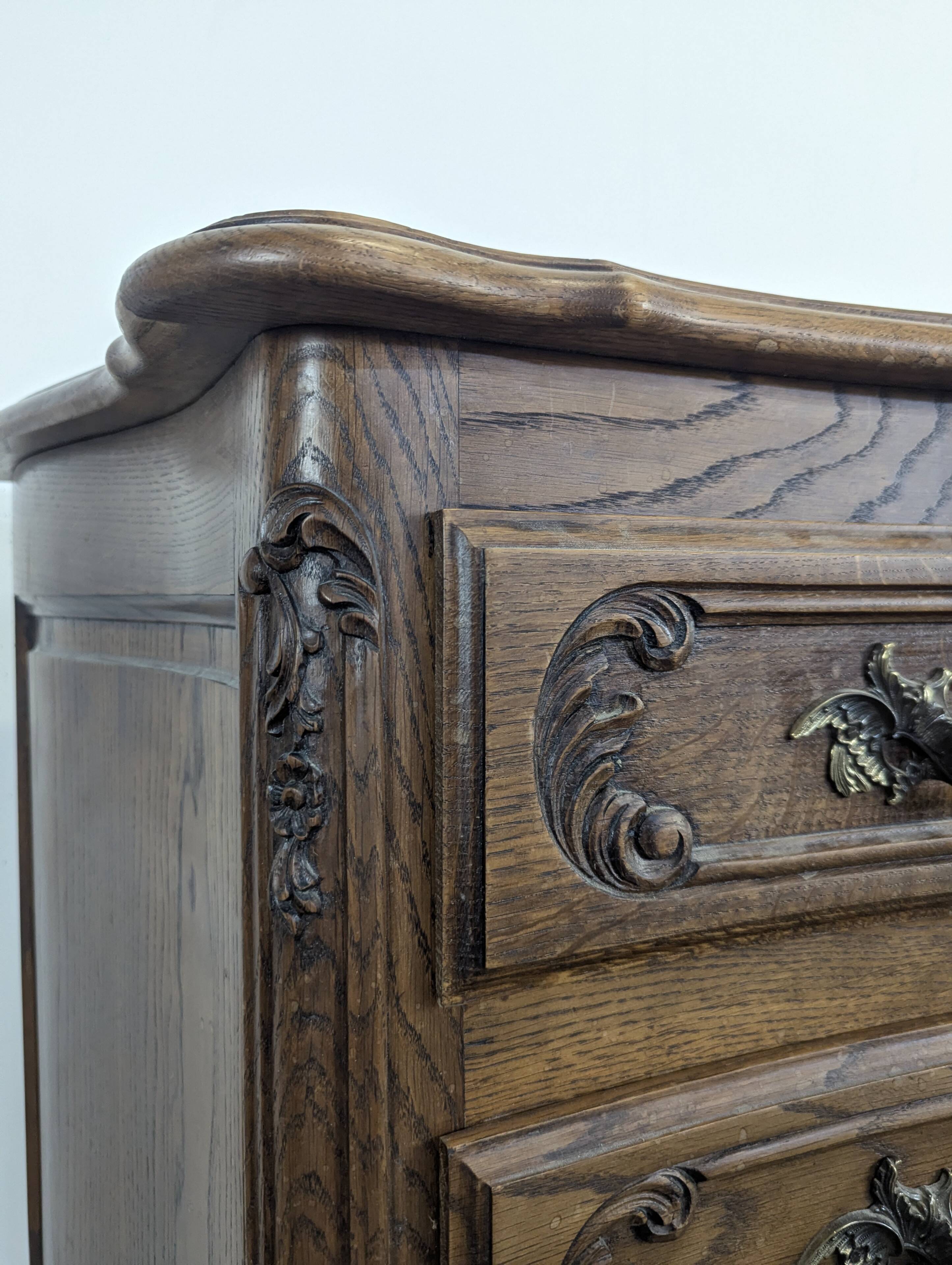 Commode néo rustique galbée richement sculptée