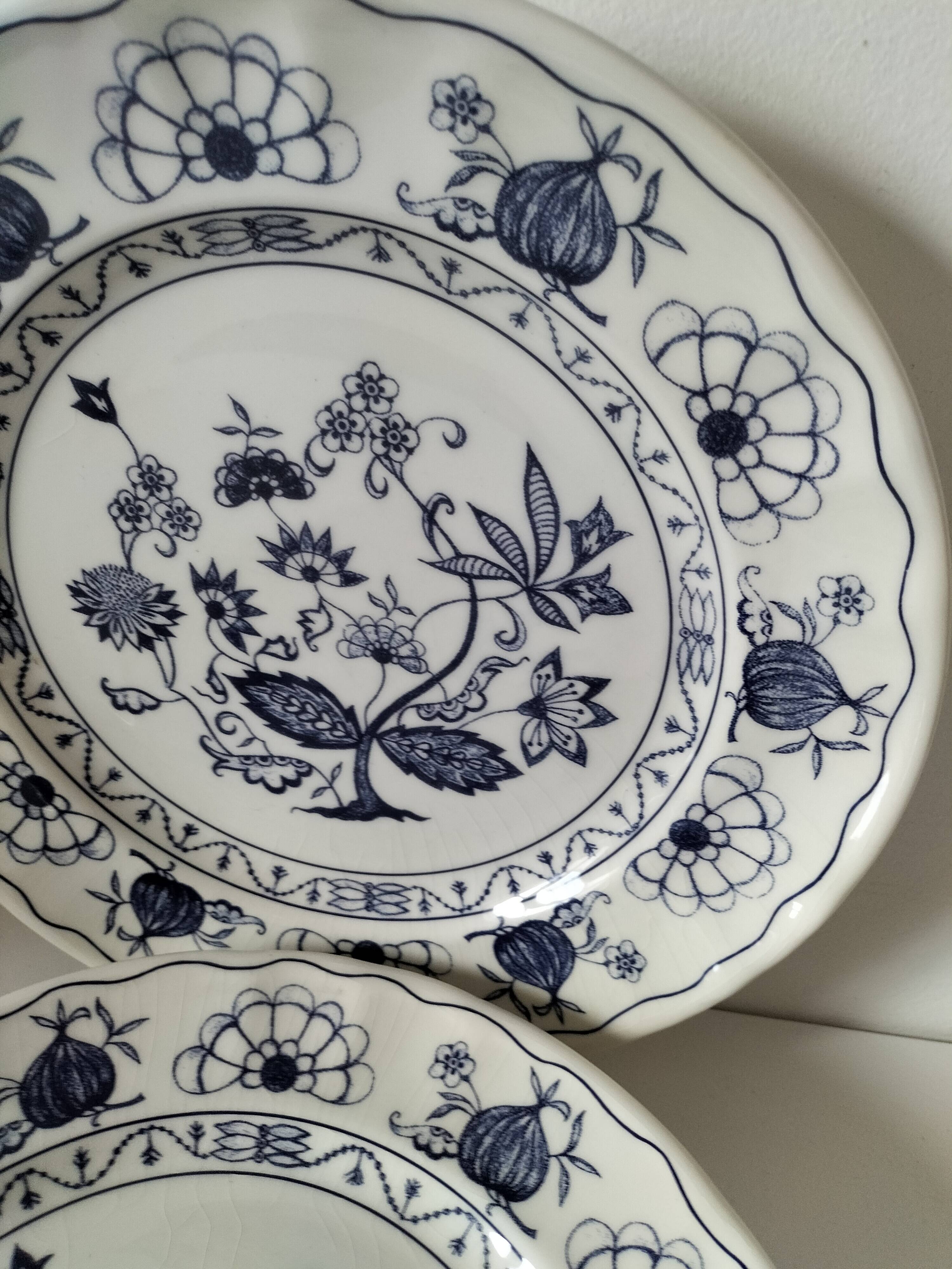 Trio of Castellania plates in Italian earthenware, vintage blue decoration