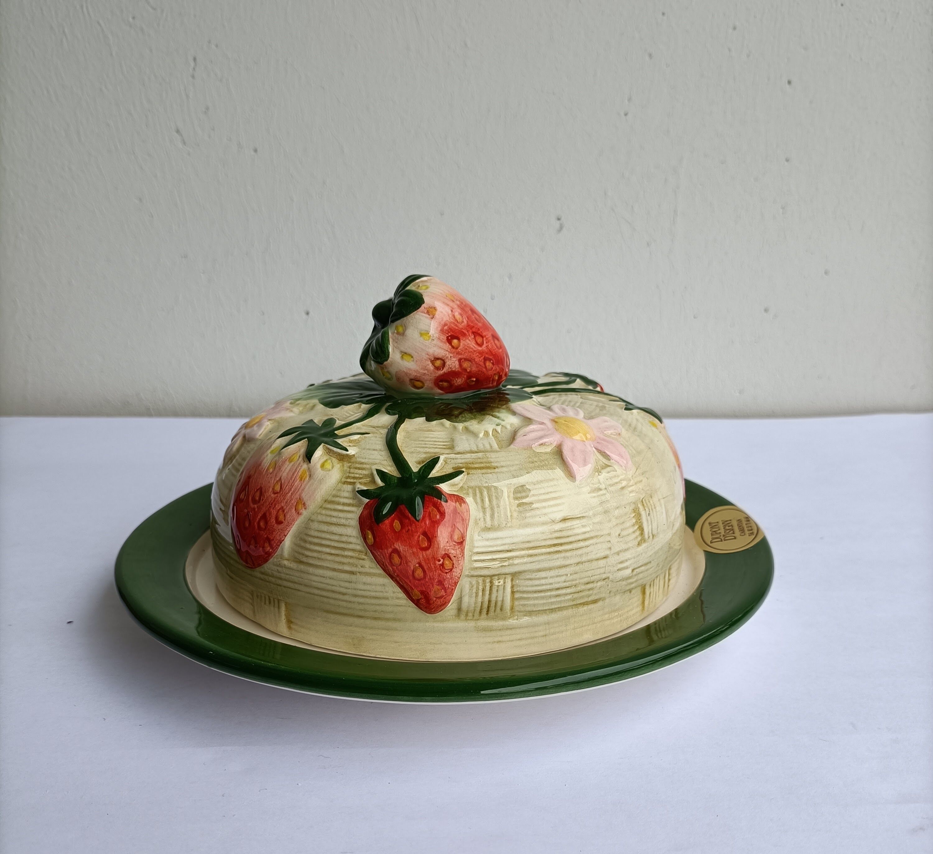 Beurrier vintage en porcelaine décoration fraises