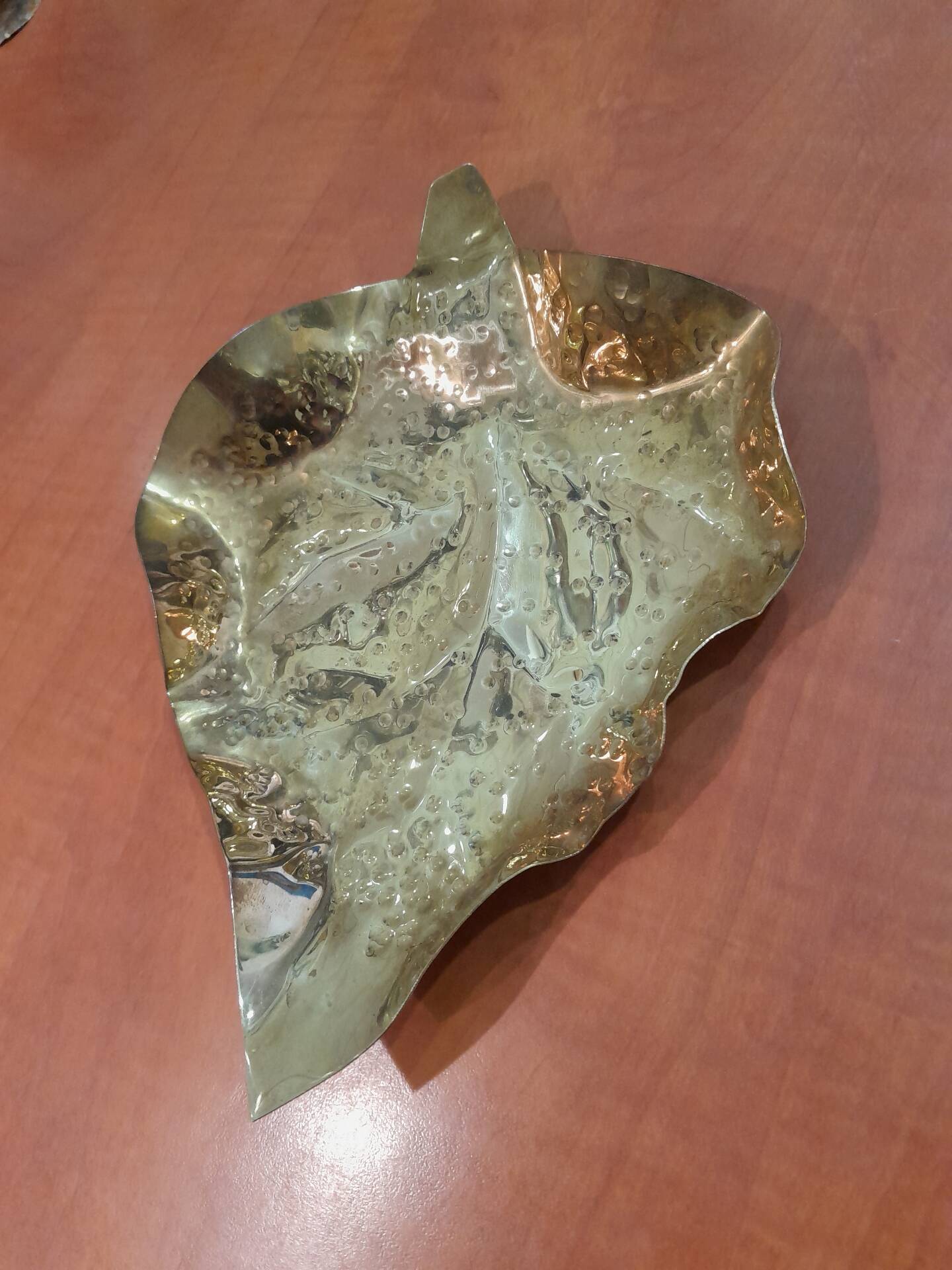 Vintage 1960s hammered brass leaf ashtray – Italy