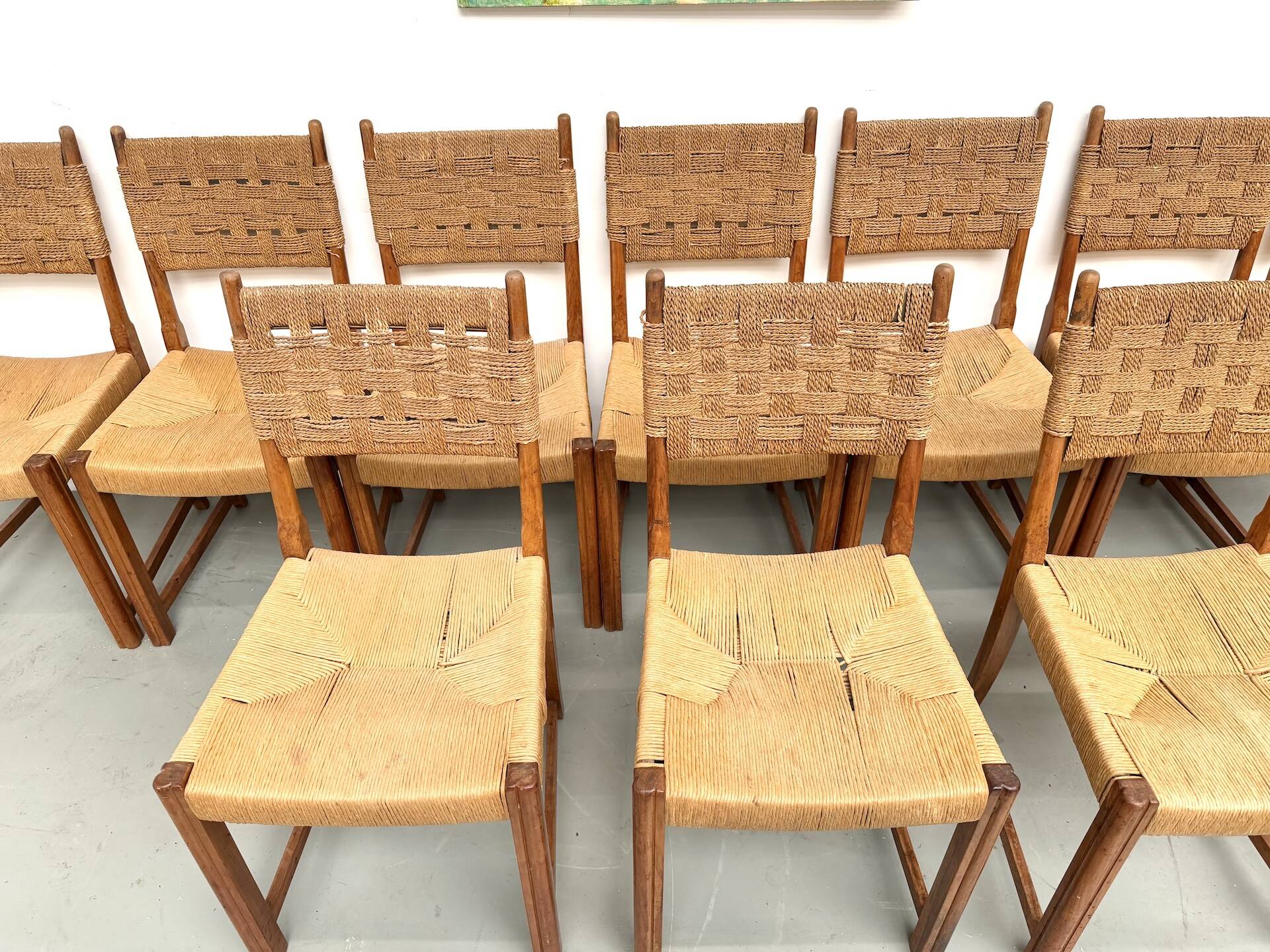 Série de dix chaises en orme massif tressées main, France circa 1965