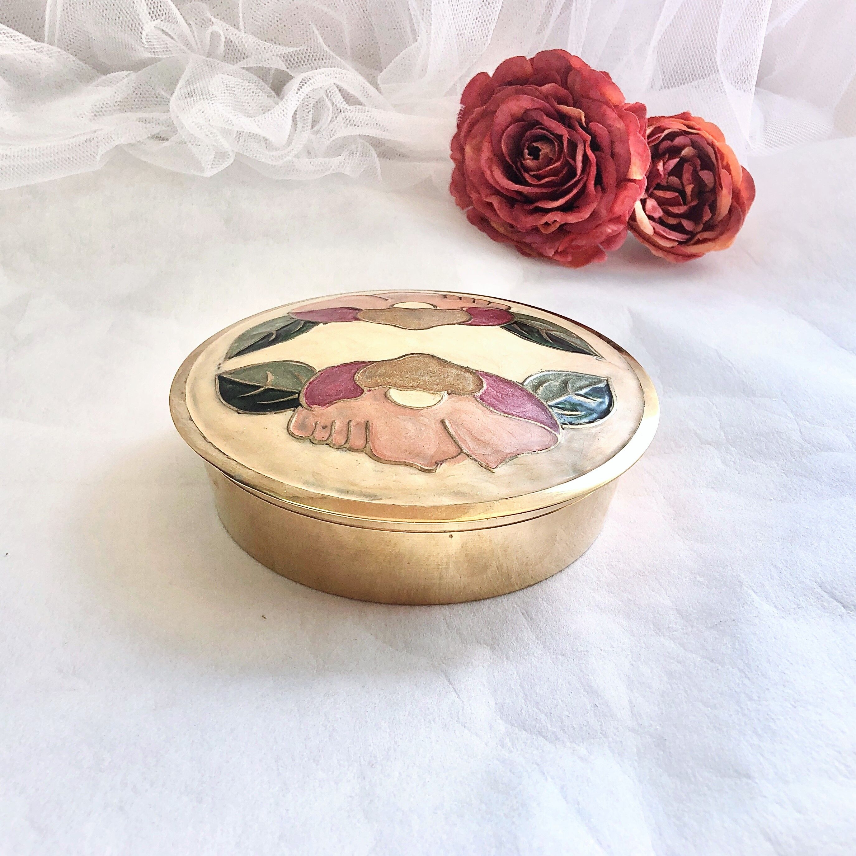Boîte ronde laiton émaillé décor floral d'Inde