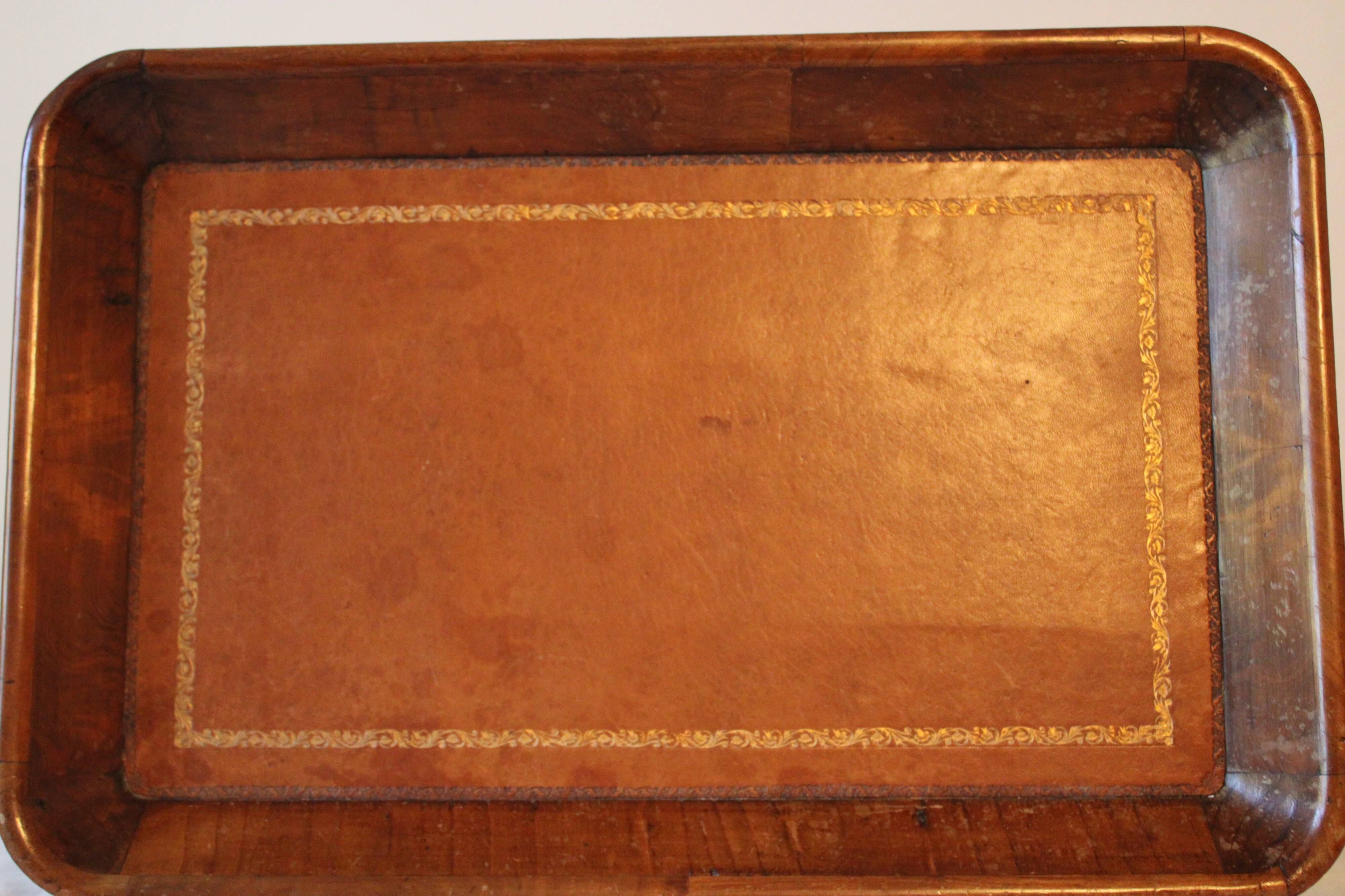 Pedestal table in wood and havana coloured leather tray