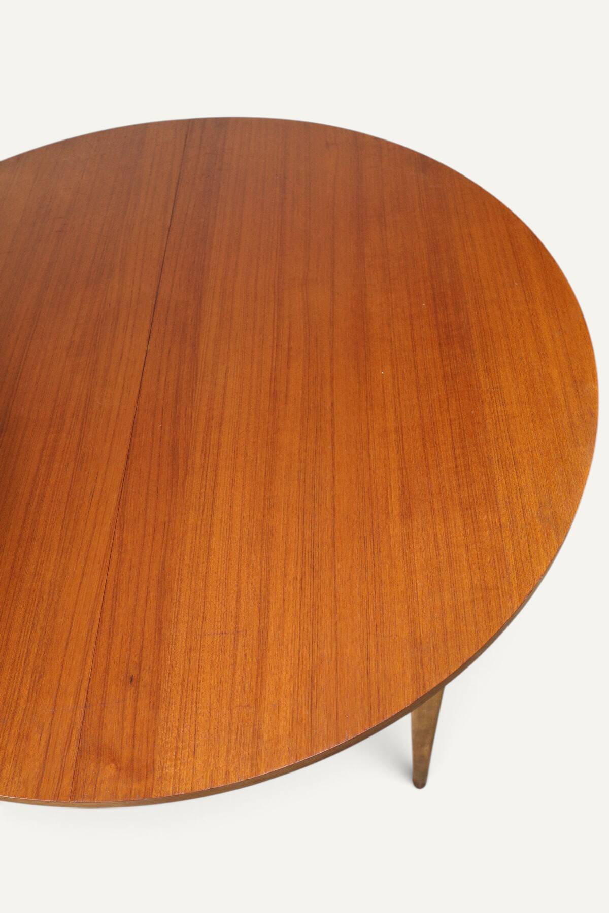 Round extendable dining table in teak – 1960s