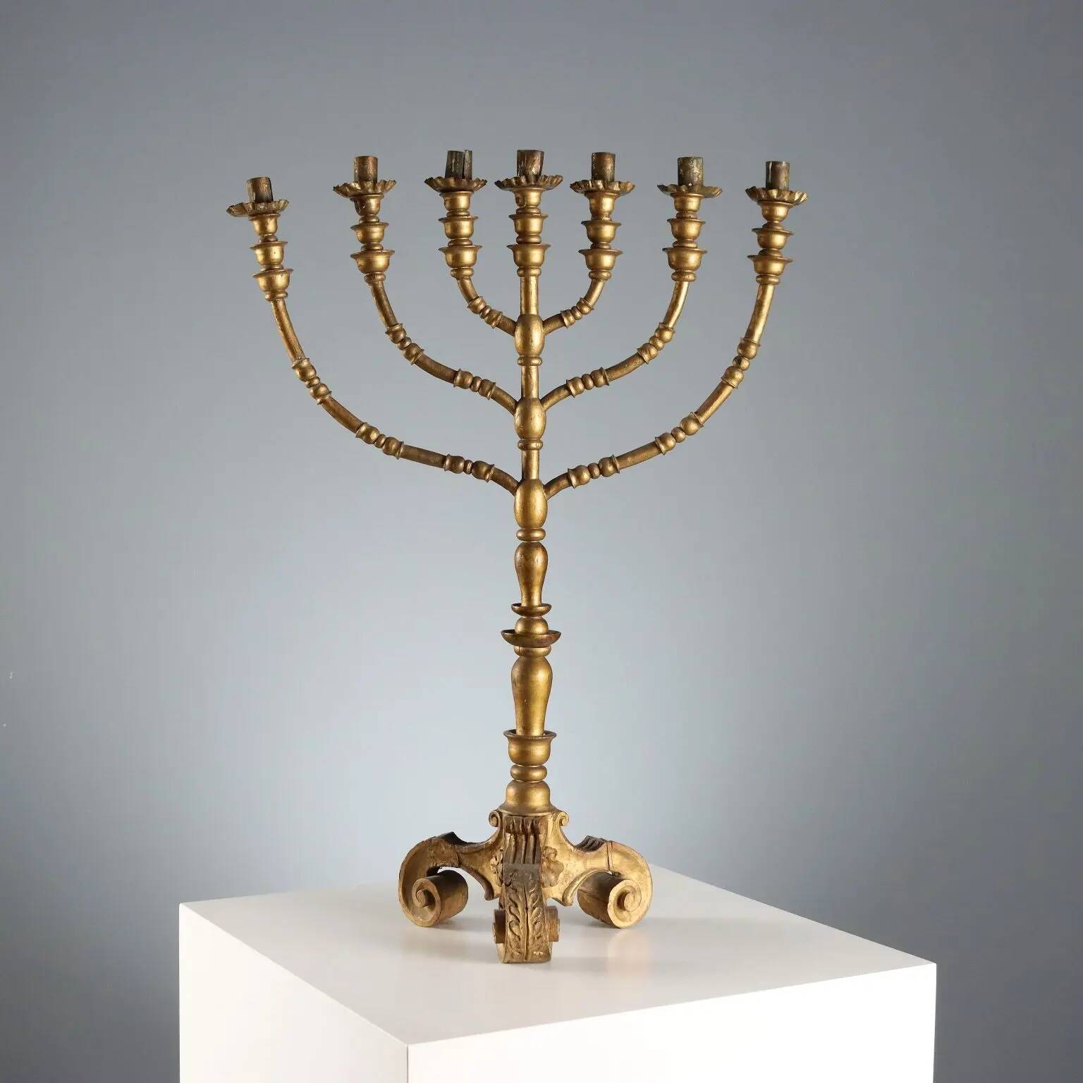 Antique gilded wooden candelabrum with 7 arms, 19th-20th century.