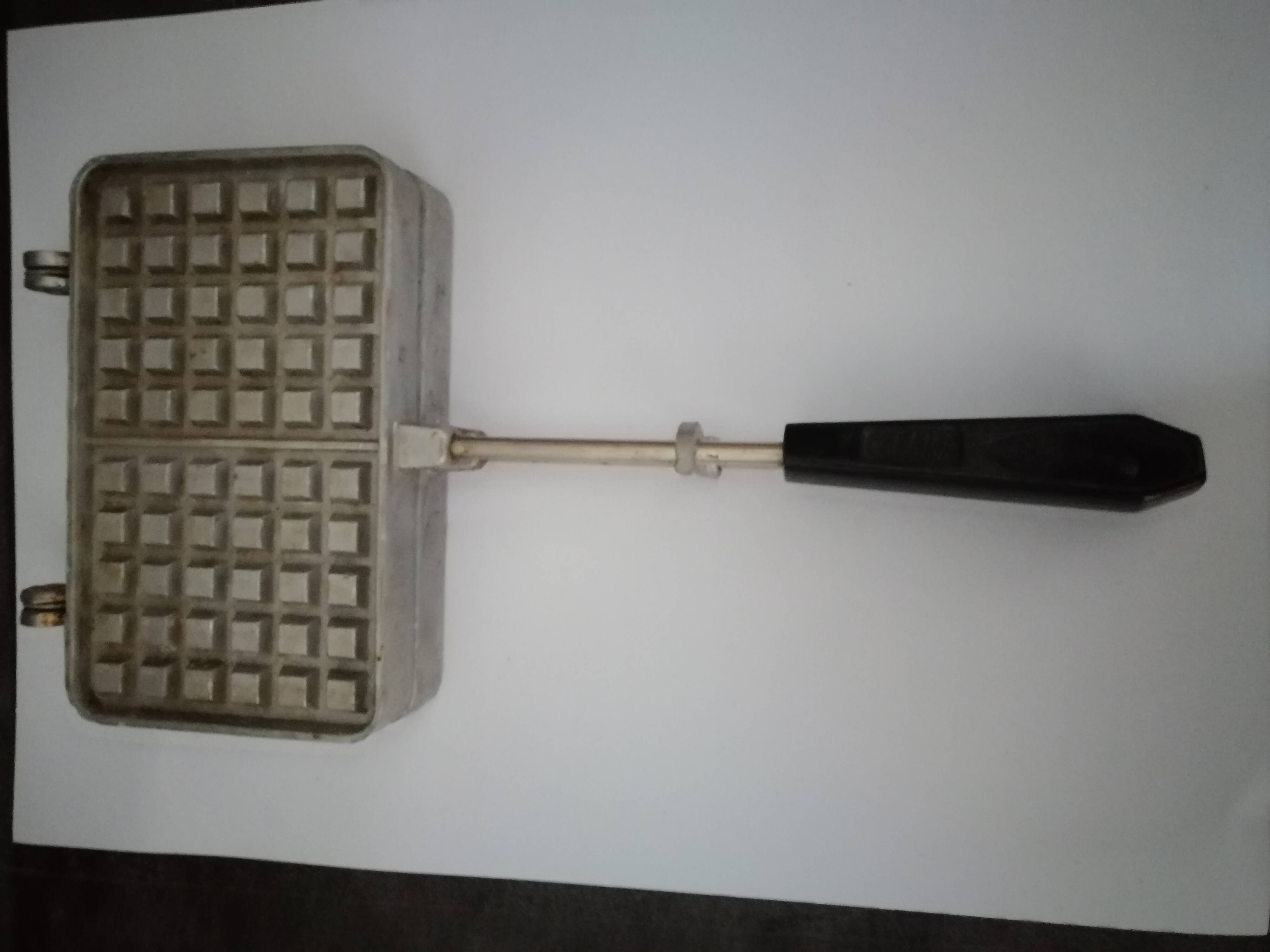 VINTAGE CAST IRON WAFFLE MAKER