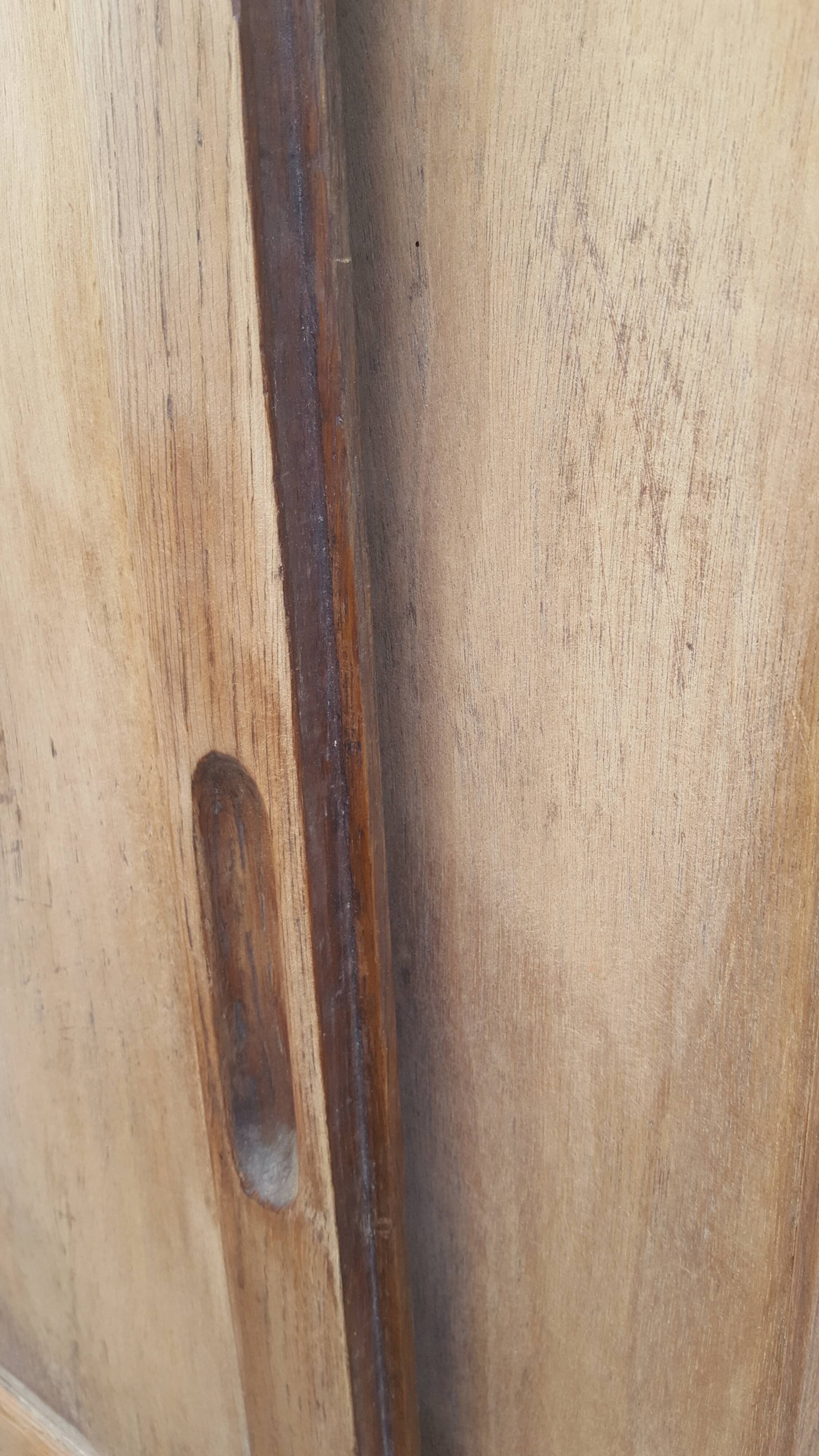 Buffet wood rough sliding doors