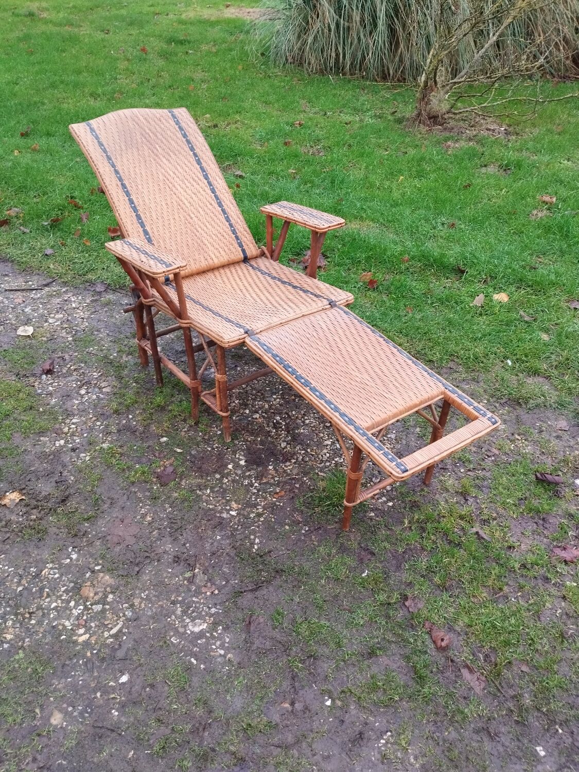 Vintage rattan chaise longue