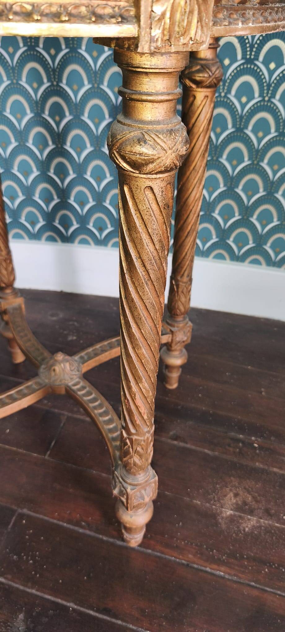Antique Louis XVI style gueridon with veined marble, painted and patinated gilded wood.