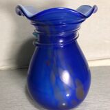 Vase ancien en verre multicouche bleu décor fleur soufflé col corolle vintage