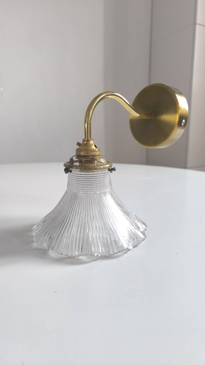 Applique en verre holophan et laiton doré