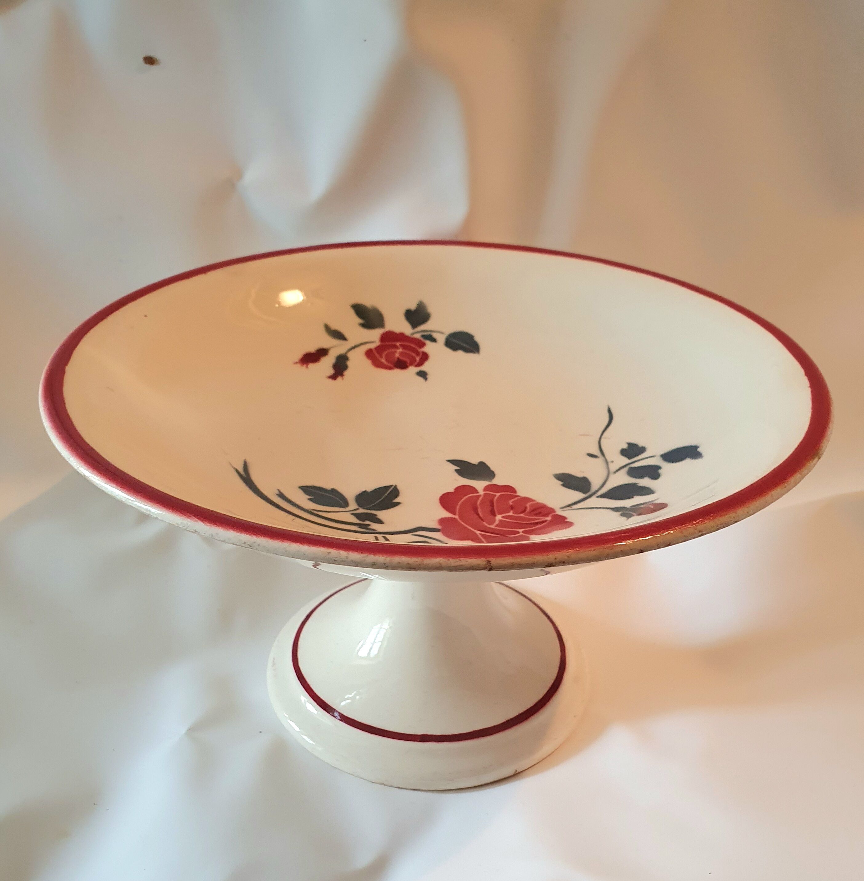 Cut on foot earthenware decoration roses