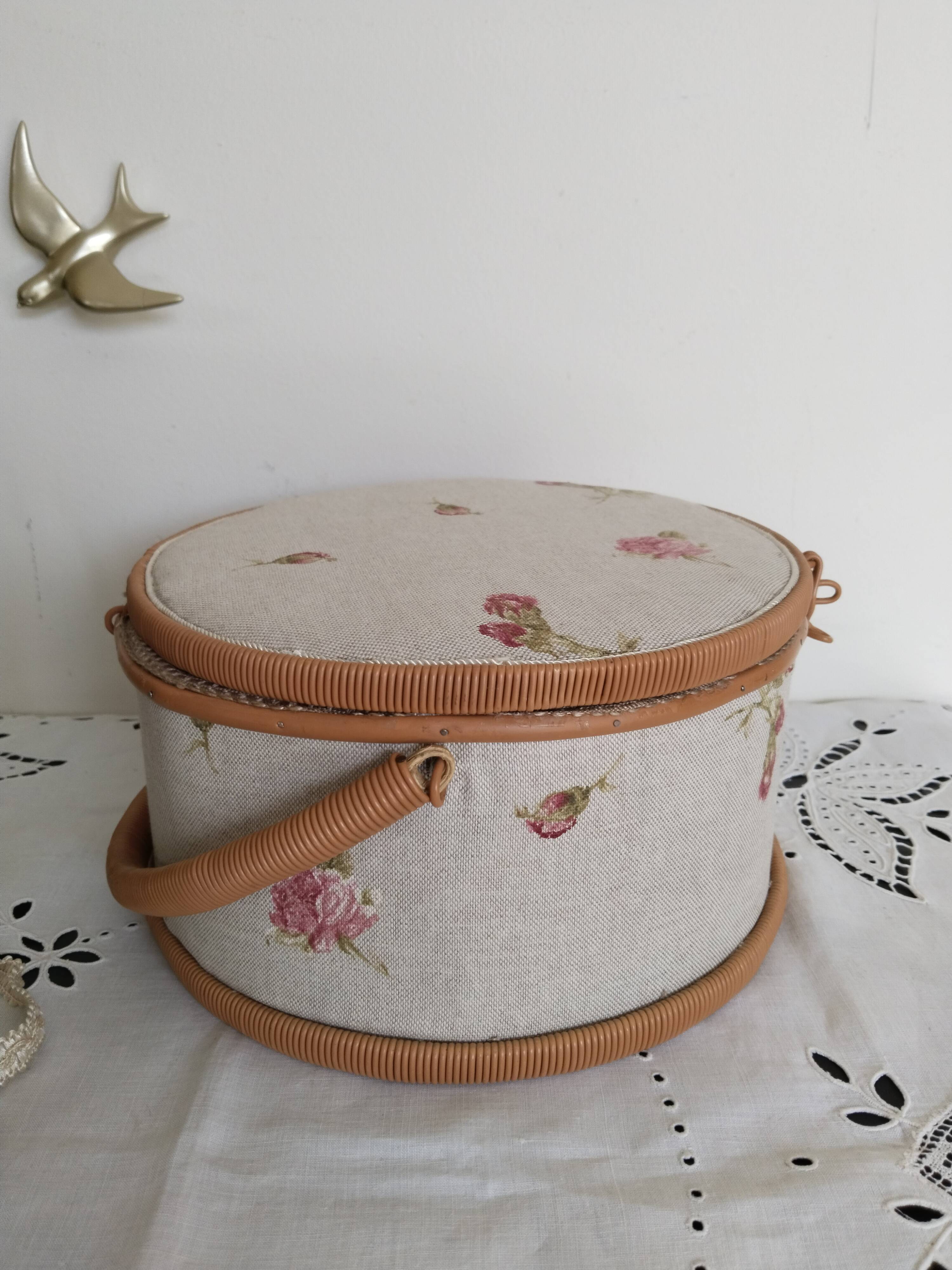 Sewing box, work box, scoubidou and fabric, beige