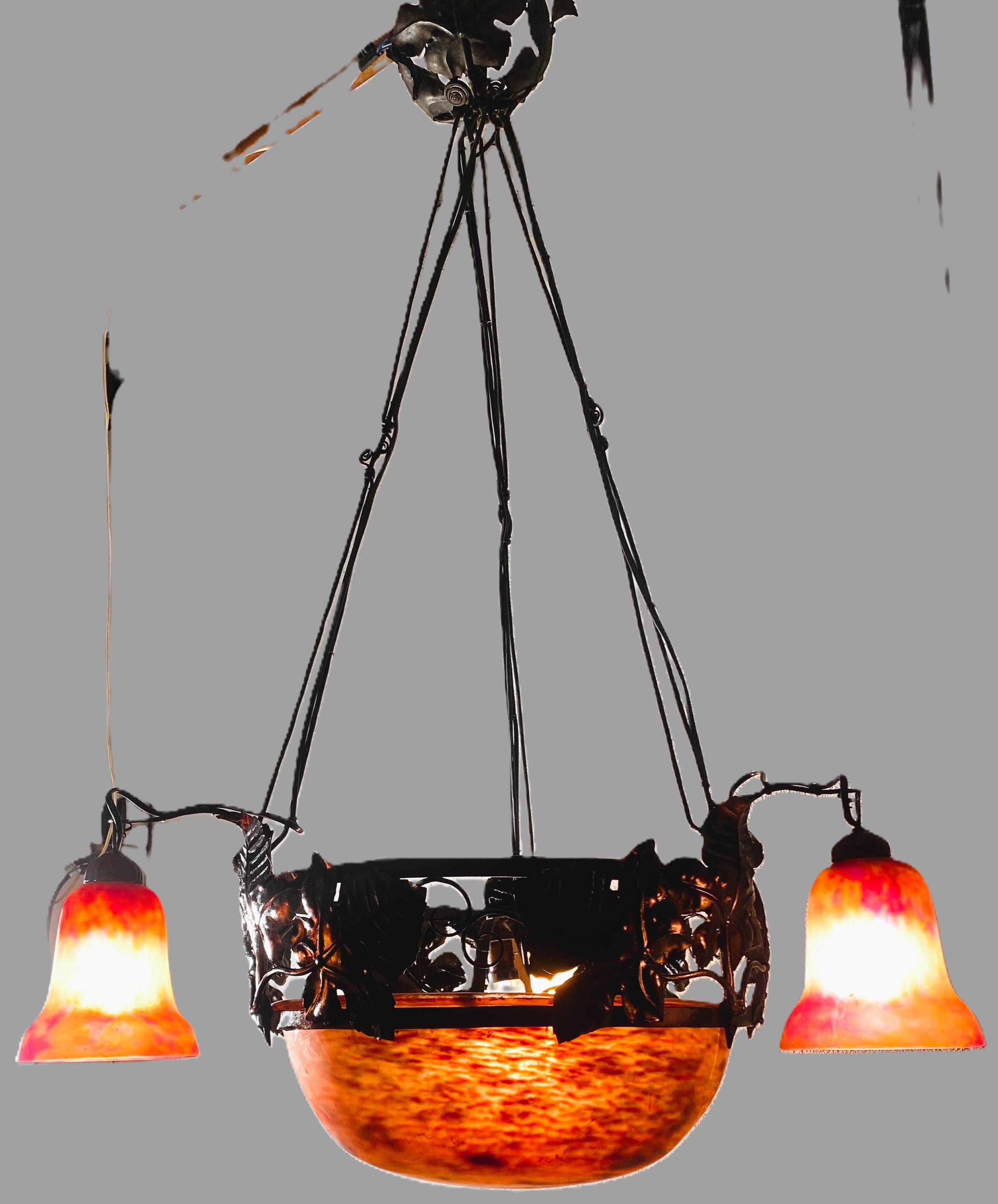 Lustre Art nouveau 3 tulipes et vasque en pâte de verre, signé Daum Nancy