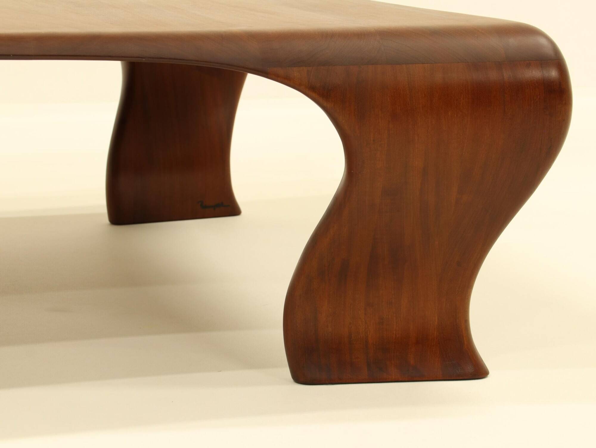 Table basse en Iroko massif par Marc Van Rampelberg