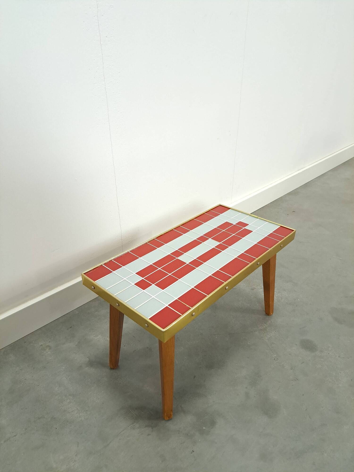 Table d'appoint design Hellerau à damier avec verre et bord doré No. 15