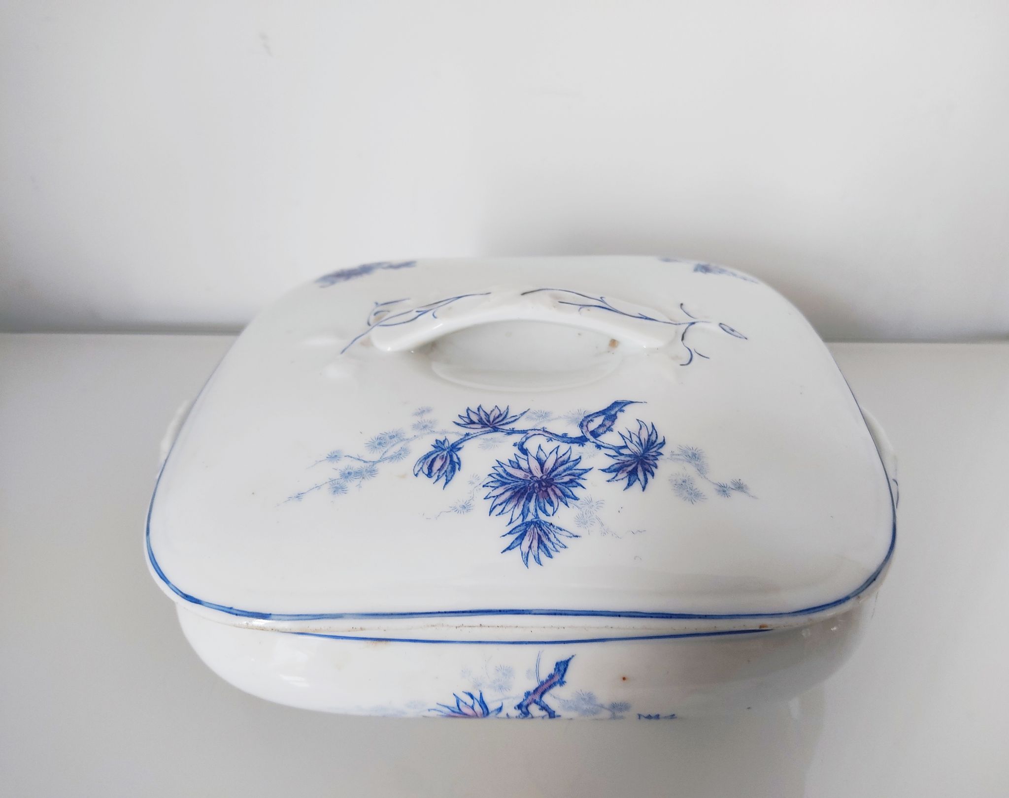 Dish with porcelain lid decoration blue flowers