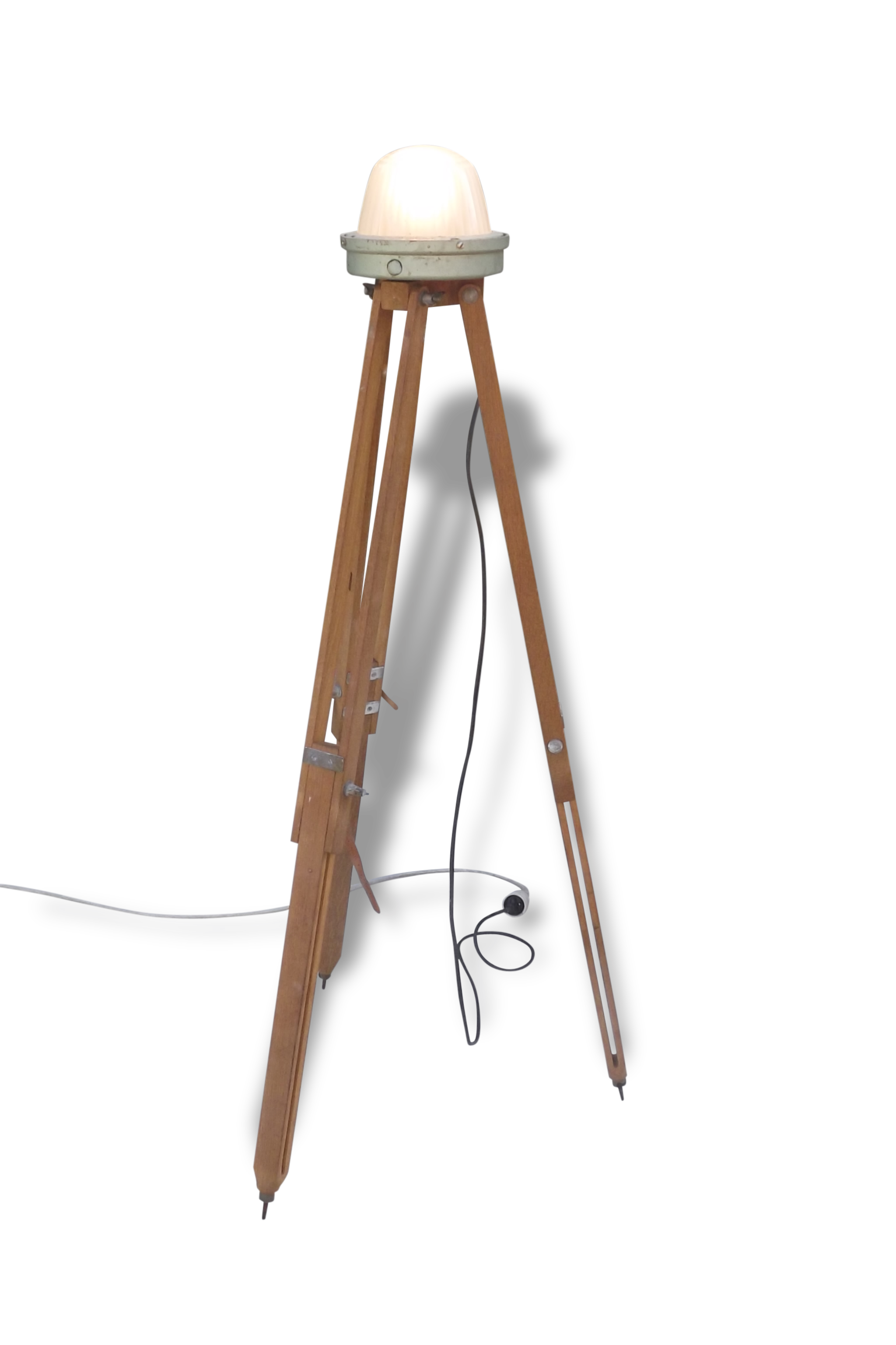 Lampe industrielle sur trépied chêne années 50