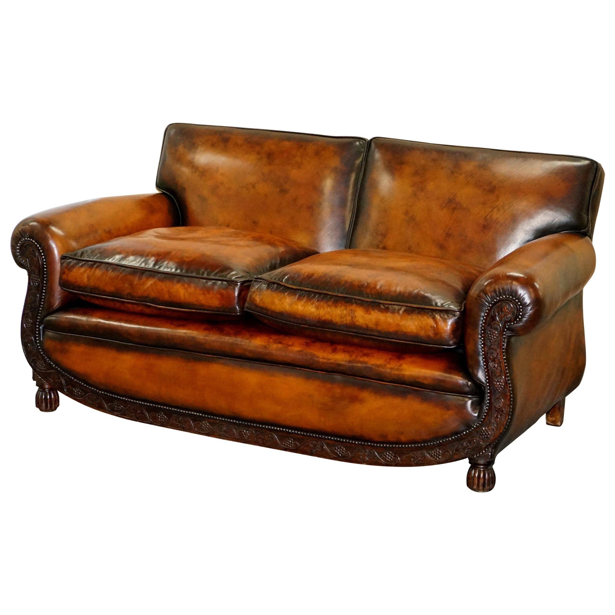 Two-seater canapé in aged leather, Victorian style.