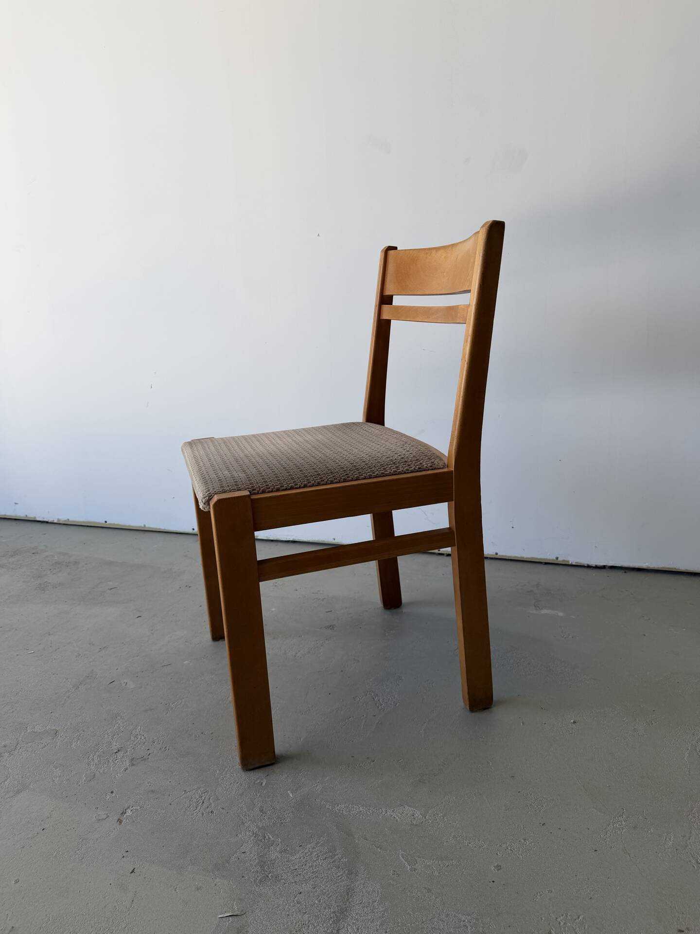 Série de 5 chaises design en orme massif vintage des années 80