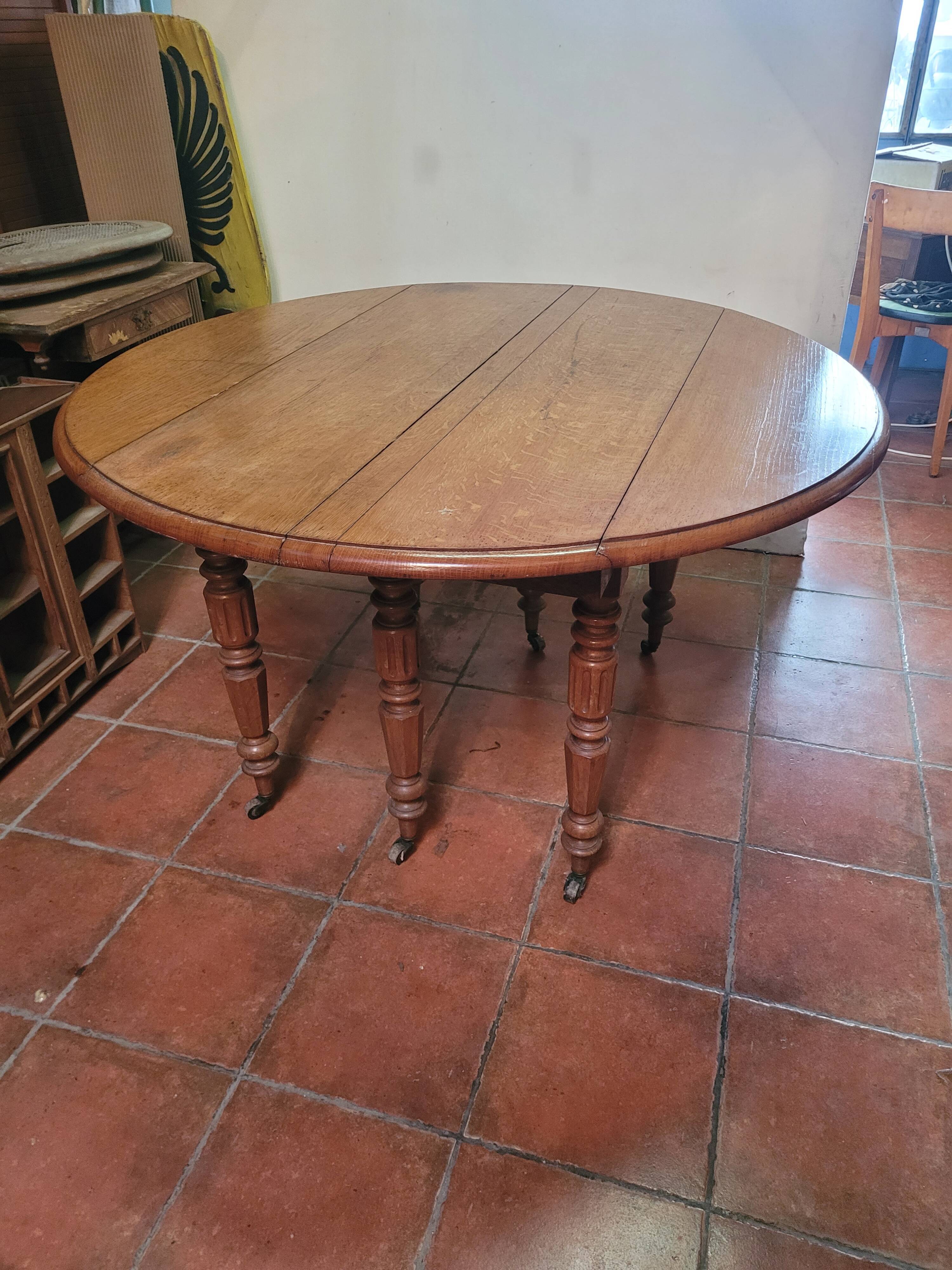 Round table 6 feet in oak with extension