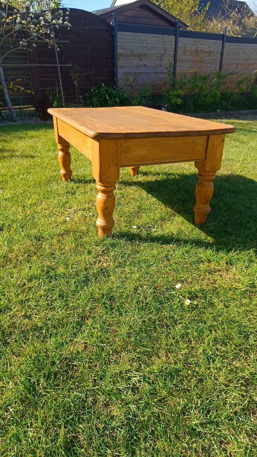 Solid oak coffee table with turned legs.