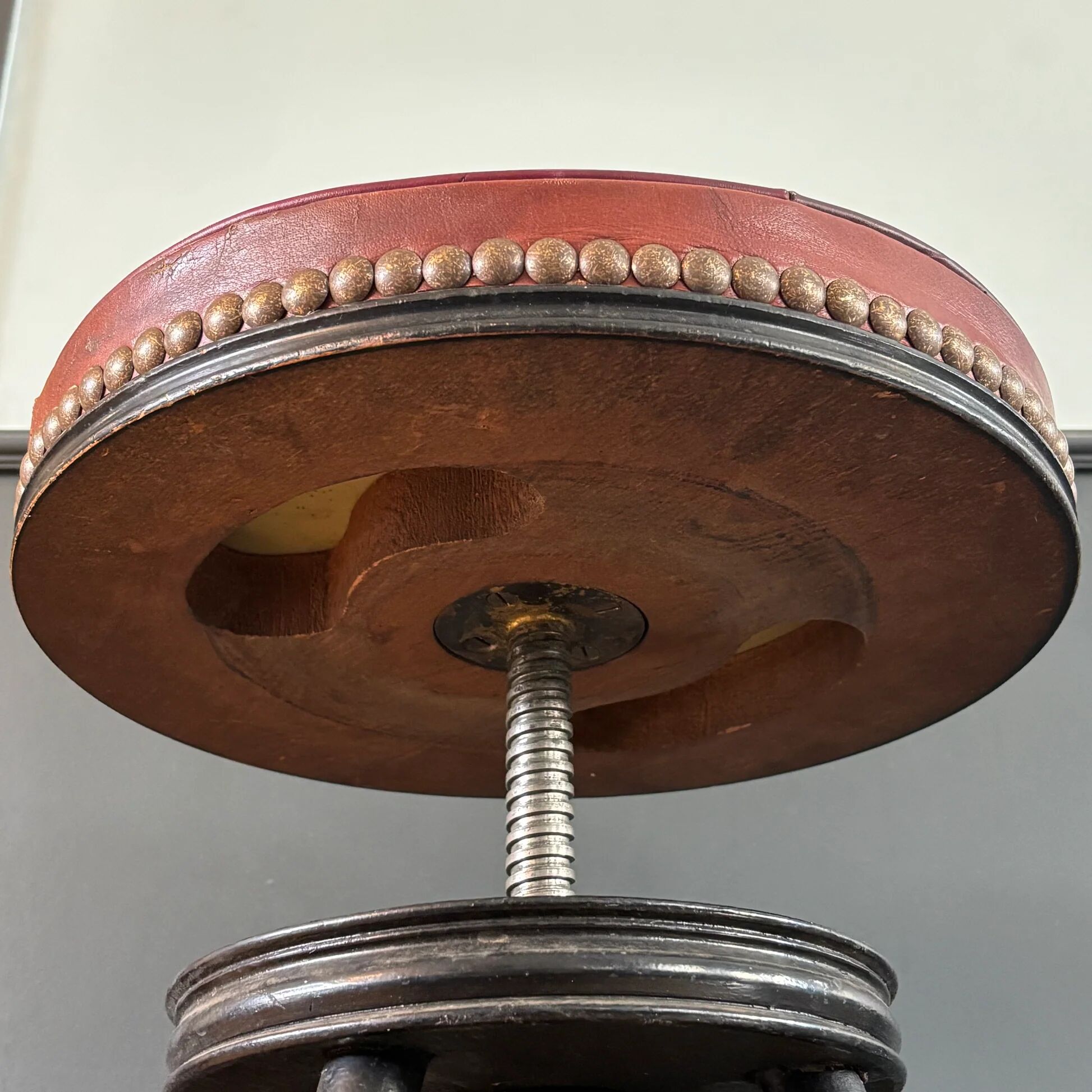 Tabouret de piano en cuir capitonnée et bois noirci