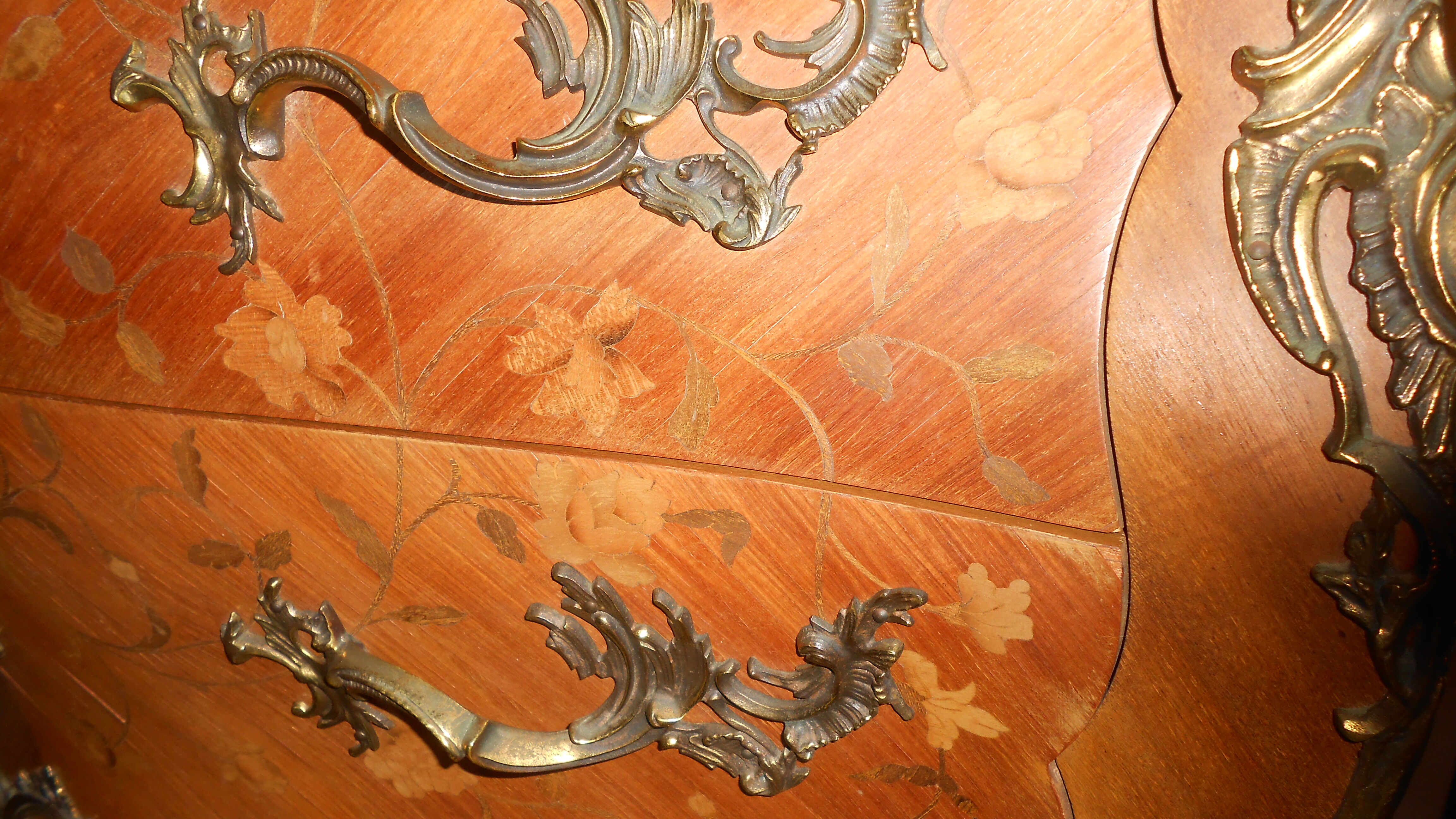 Commode galbée style Louis XV