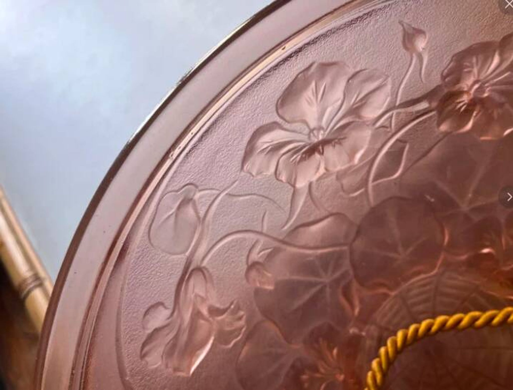 Vasque ancienne Volubilis verre rose cordons tissus Art déco