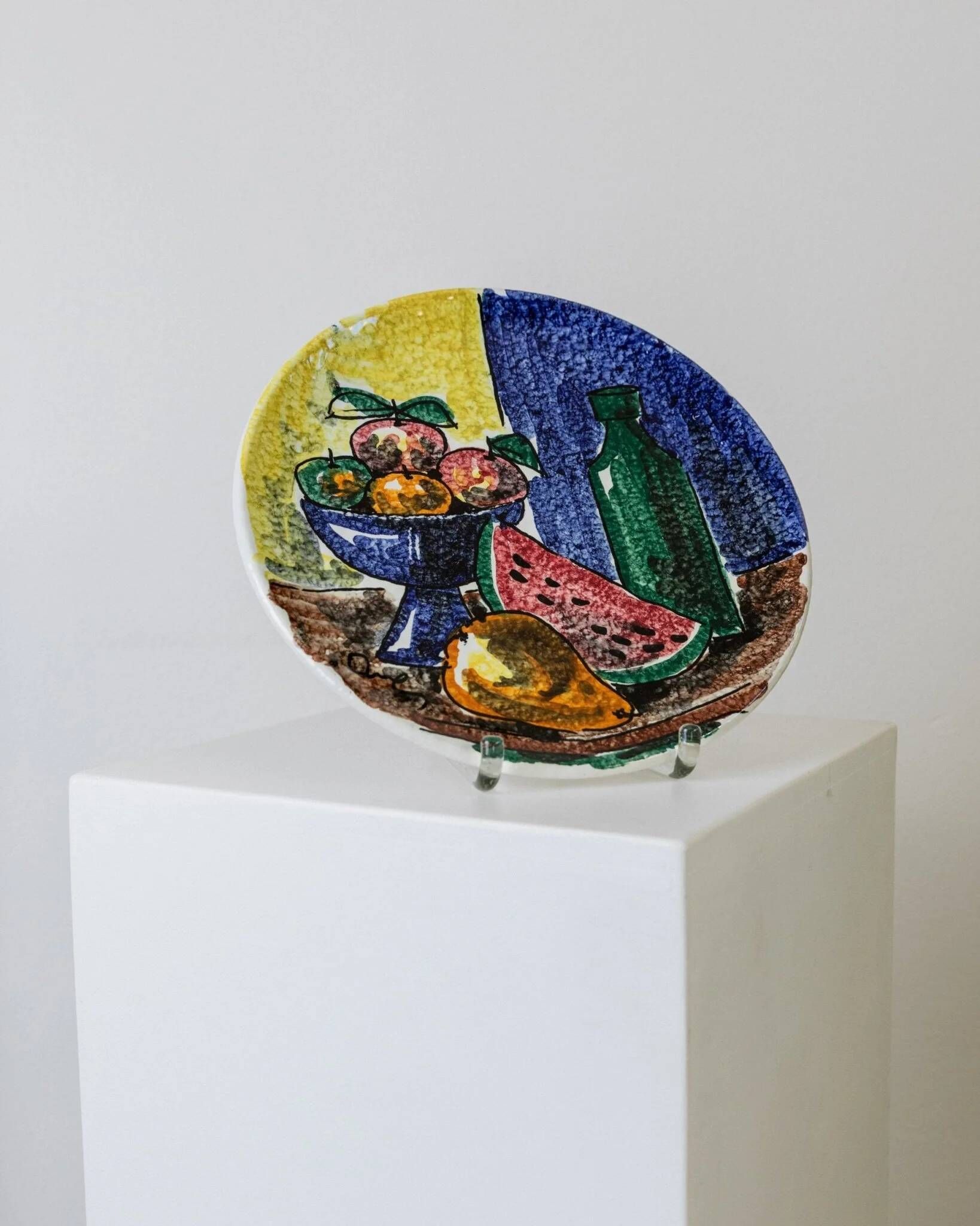 Multicolored hand-painted ceramic wall plate with 1960s Italian fruit motif, signed Stile