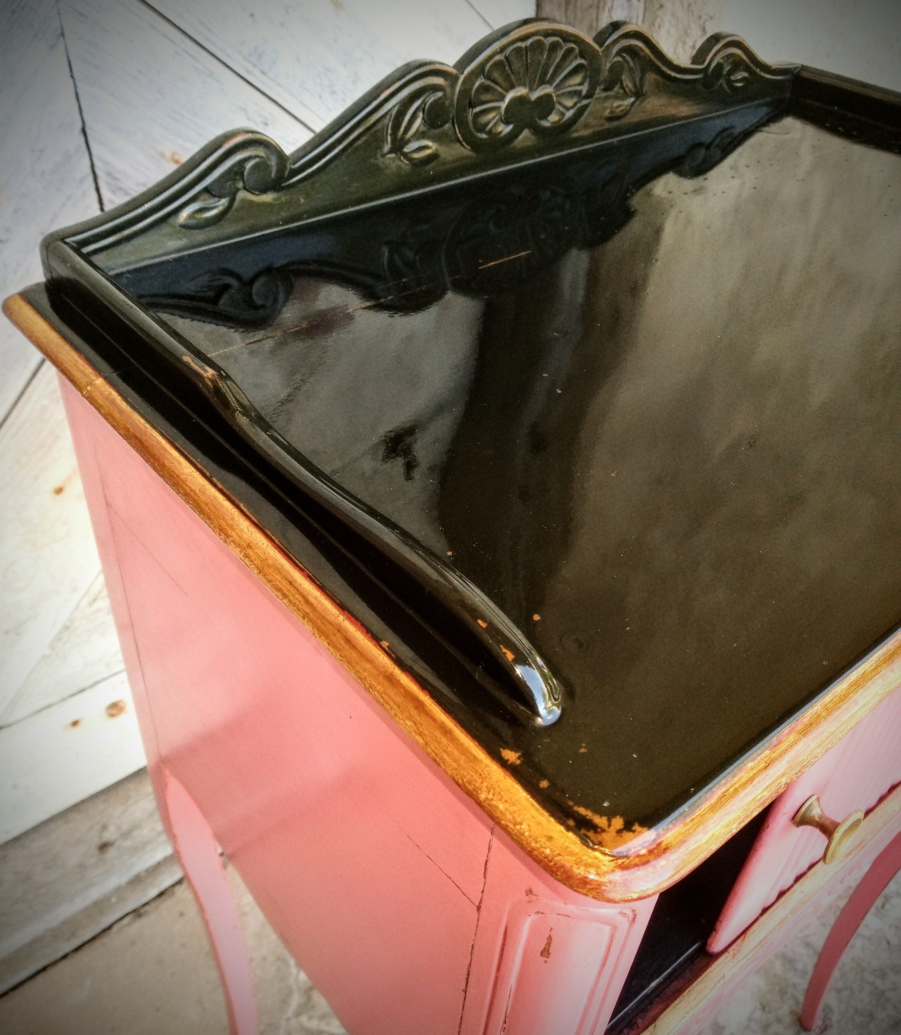 Commode d'appoint à rideau Louis XV patinée rose et noire