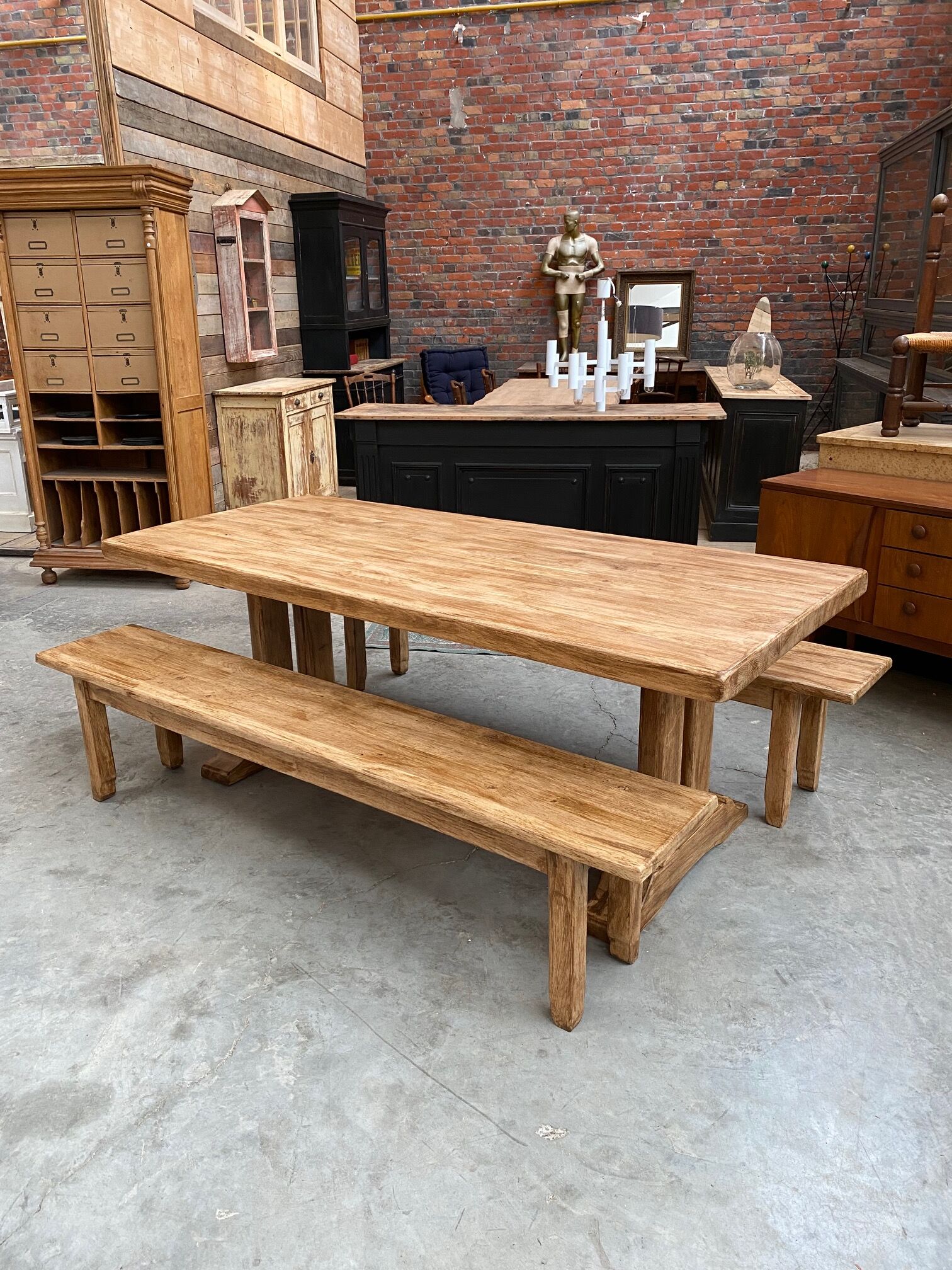 Farmhouse table and its 2 benches