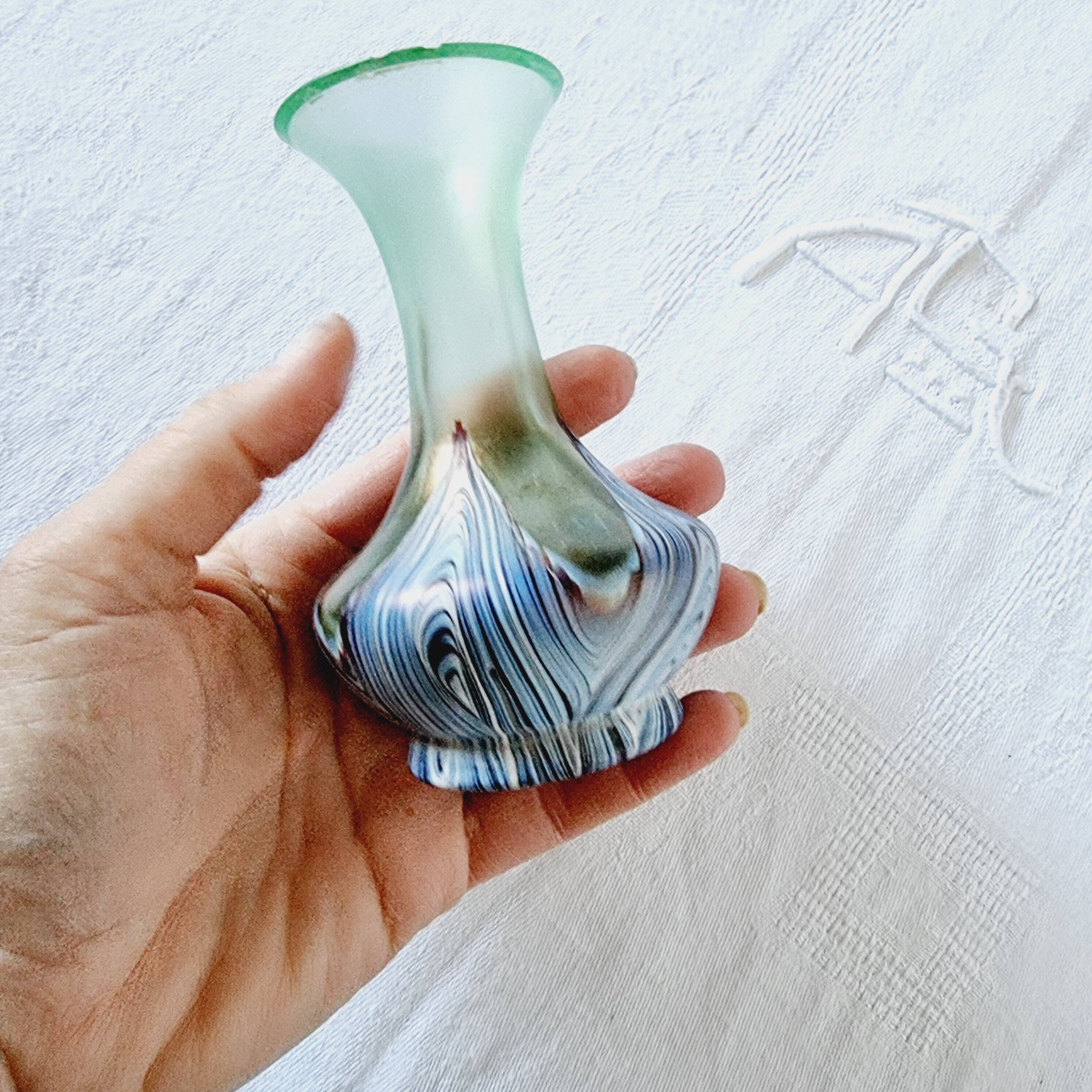 2 exclusive Loetz Violet vases in Bohemian crystal from 1899.