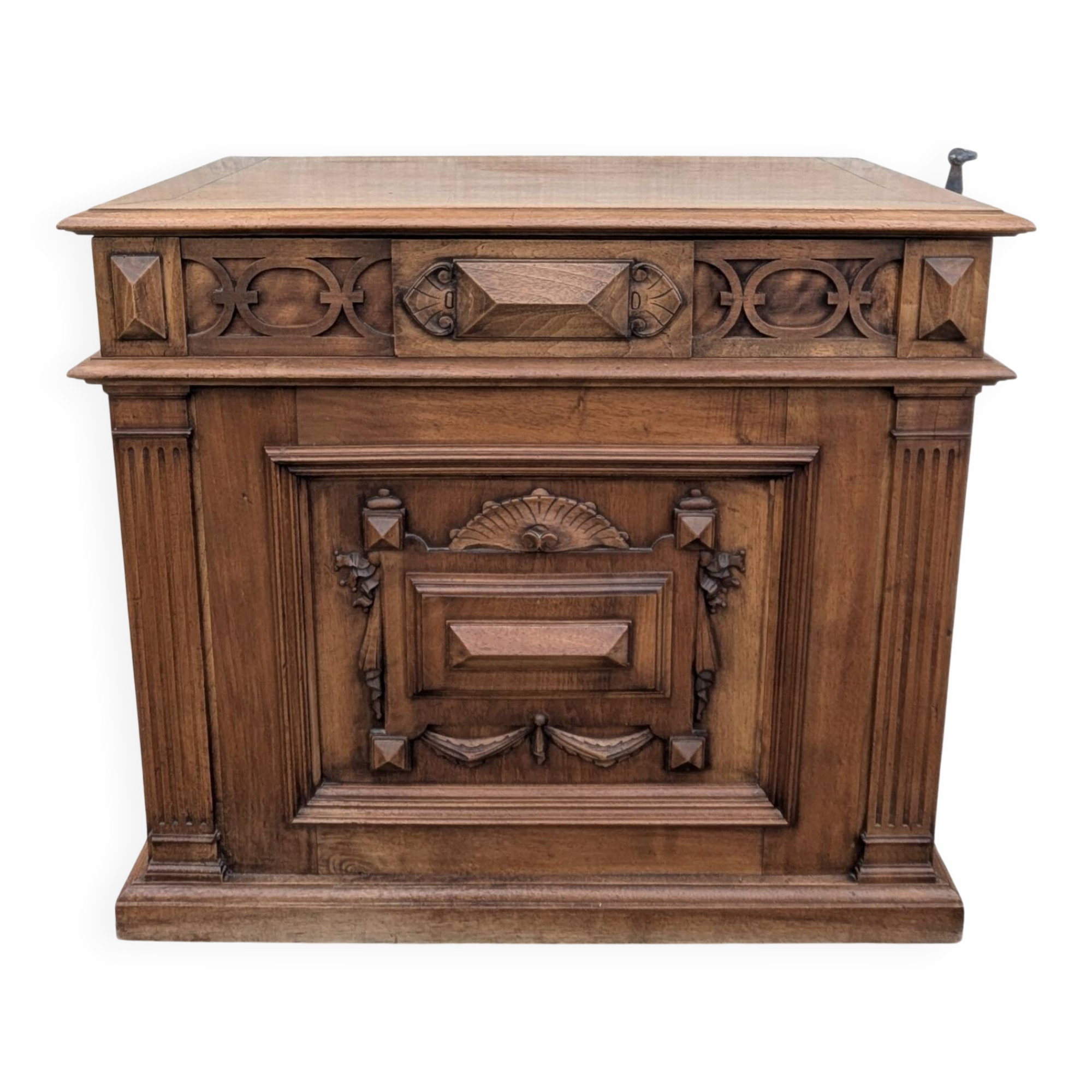 Coffre de rangement en noyer massif style Renaissance