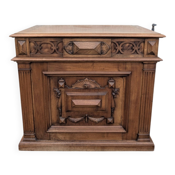 Coffre de rangement en noyer massif style Renaissance