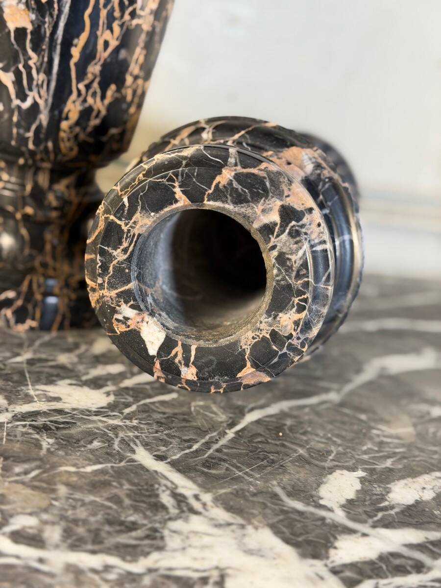 Paire de vases en marbre Portor, vers 1920