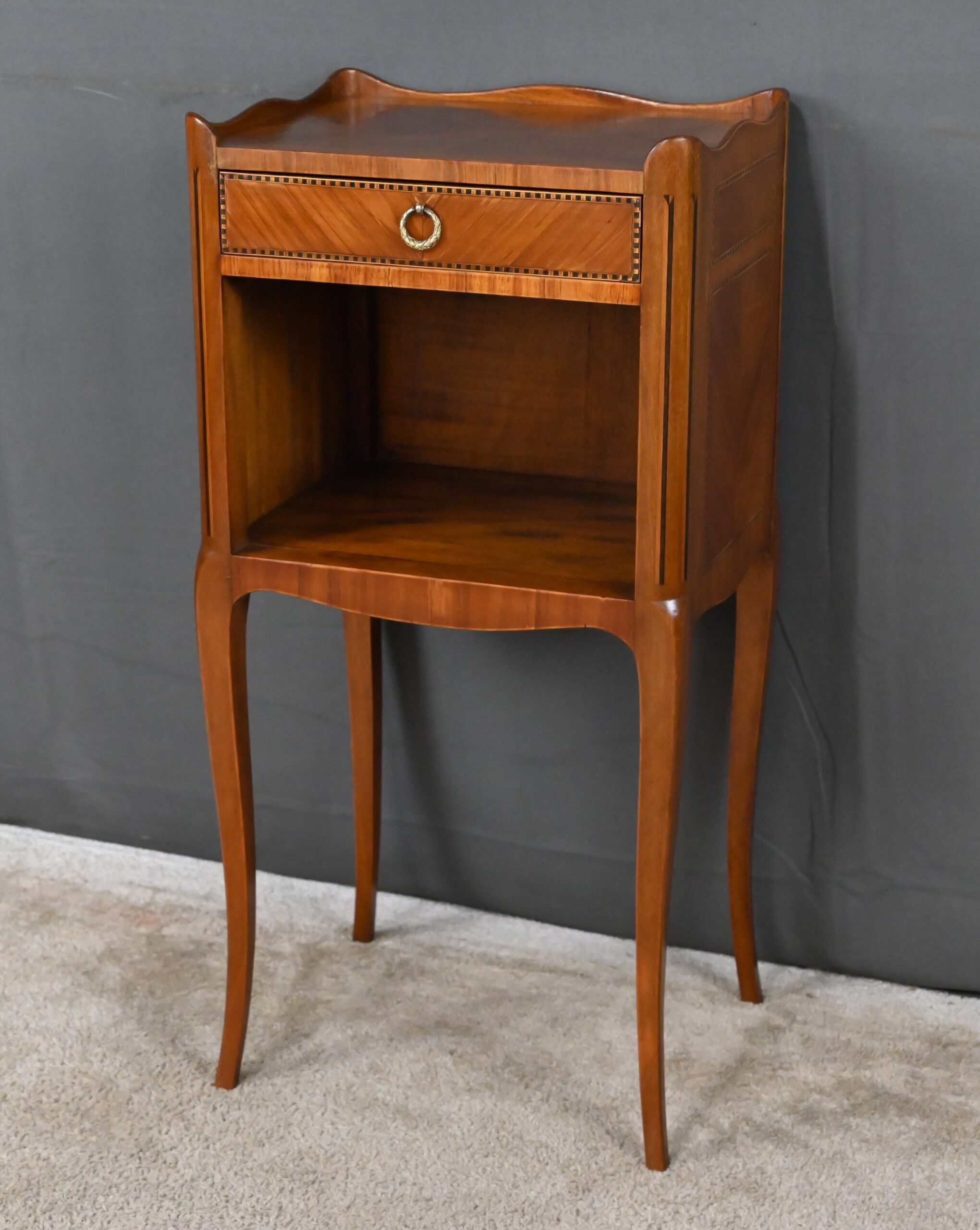 Living room table in marquetry, transitional style between Louis XV and Louis XVI – Mid 20th century
