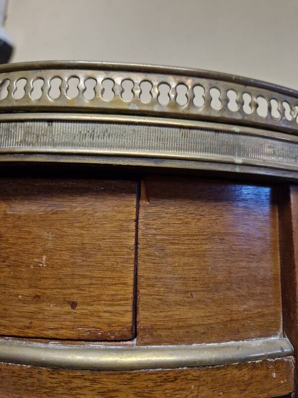Table bouillotte de style Louis XVI en acajou et dessus marbre gris