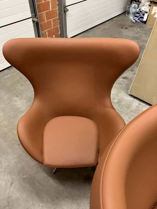2x Fritz Hansen Egg chair by Arne Jacobsen in Cognac leather, état nouveau!