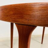 Extendable round table