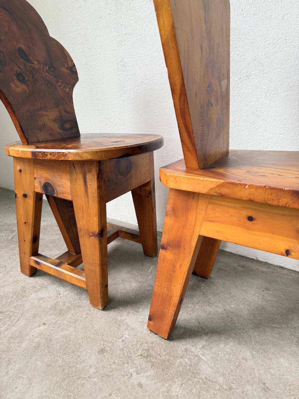 Paire de chaises brutalistes savoyardes en pin