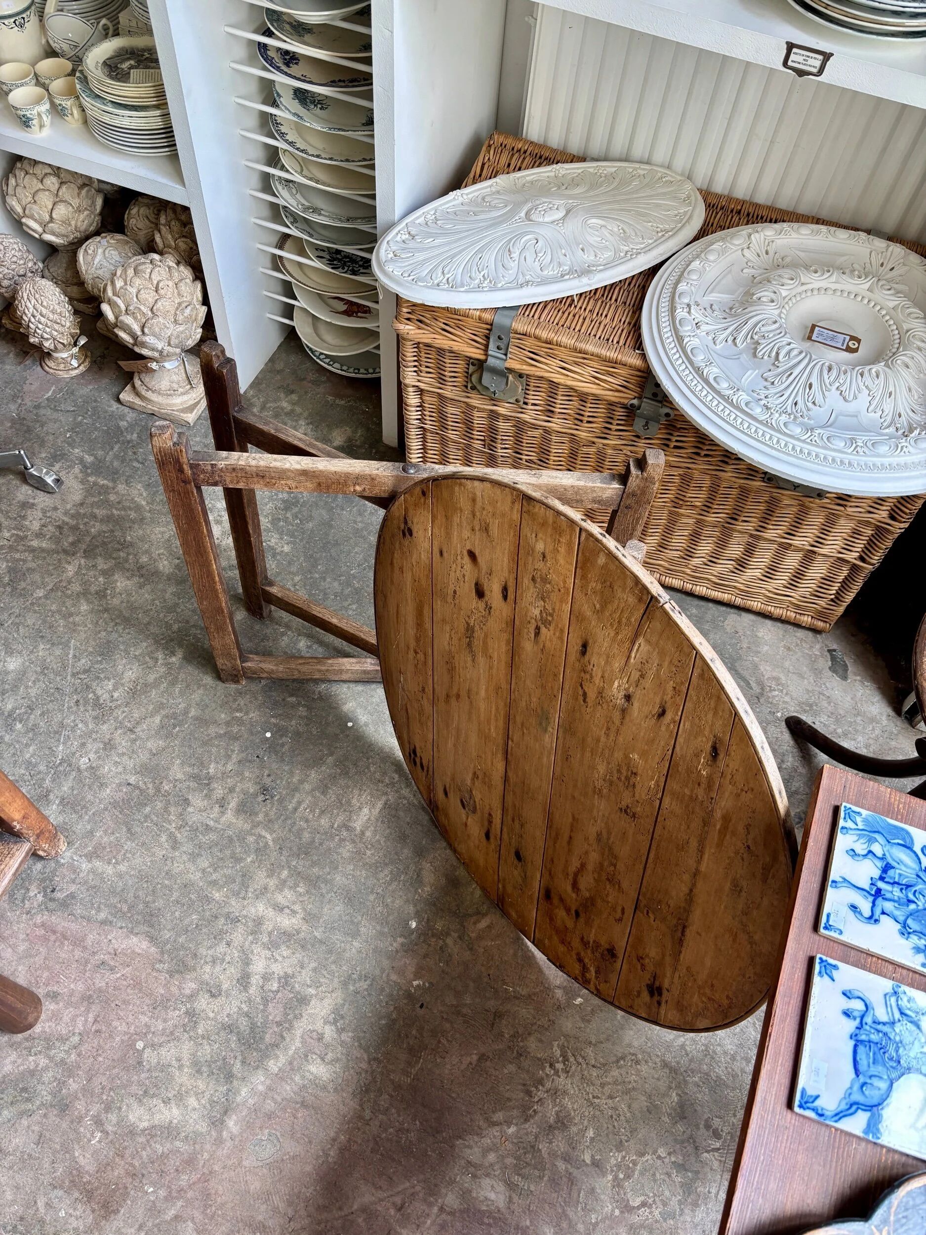 Folding side table in wood ⌀ 81 cm