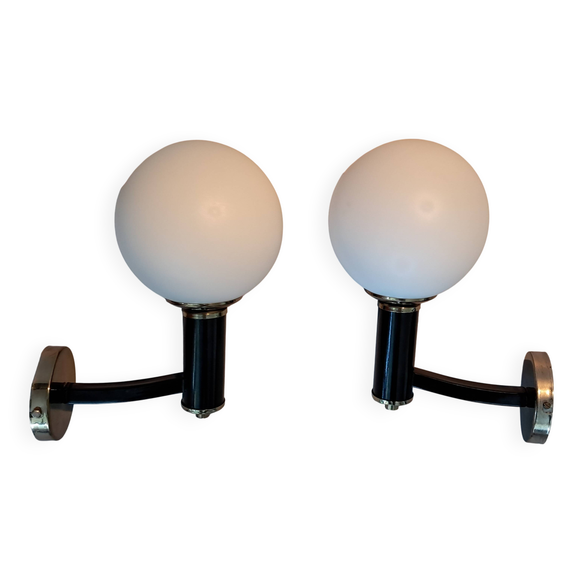 Pair of wall lights in gilded and black lacquered brass, Italy 1970/1980.