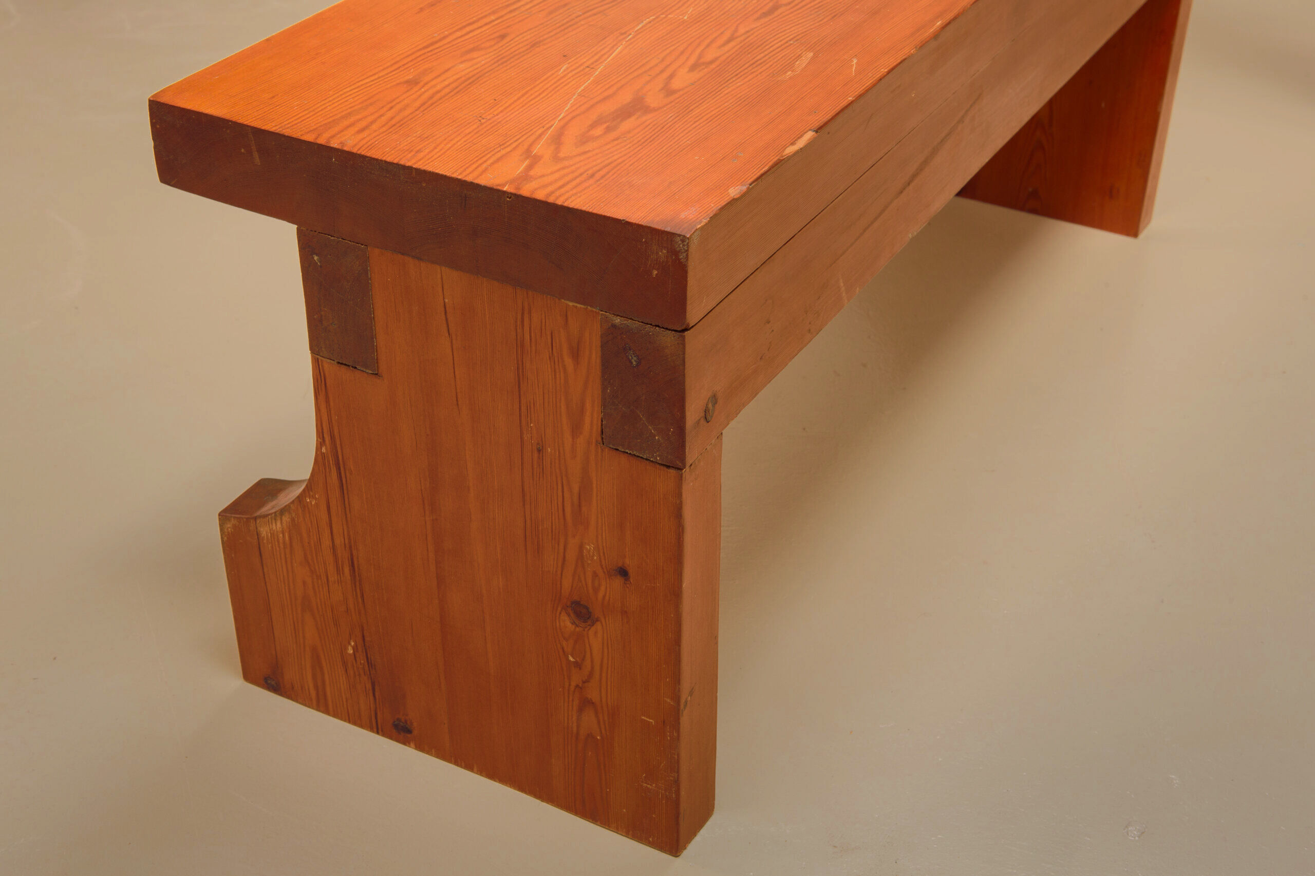 Banc brutaliste de Marc Dessauvage en bois de pin